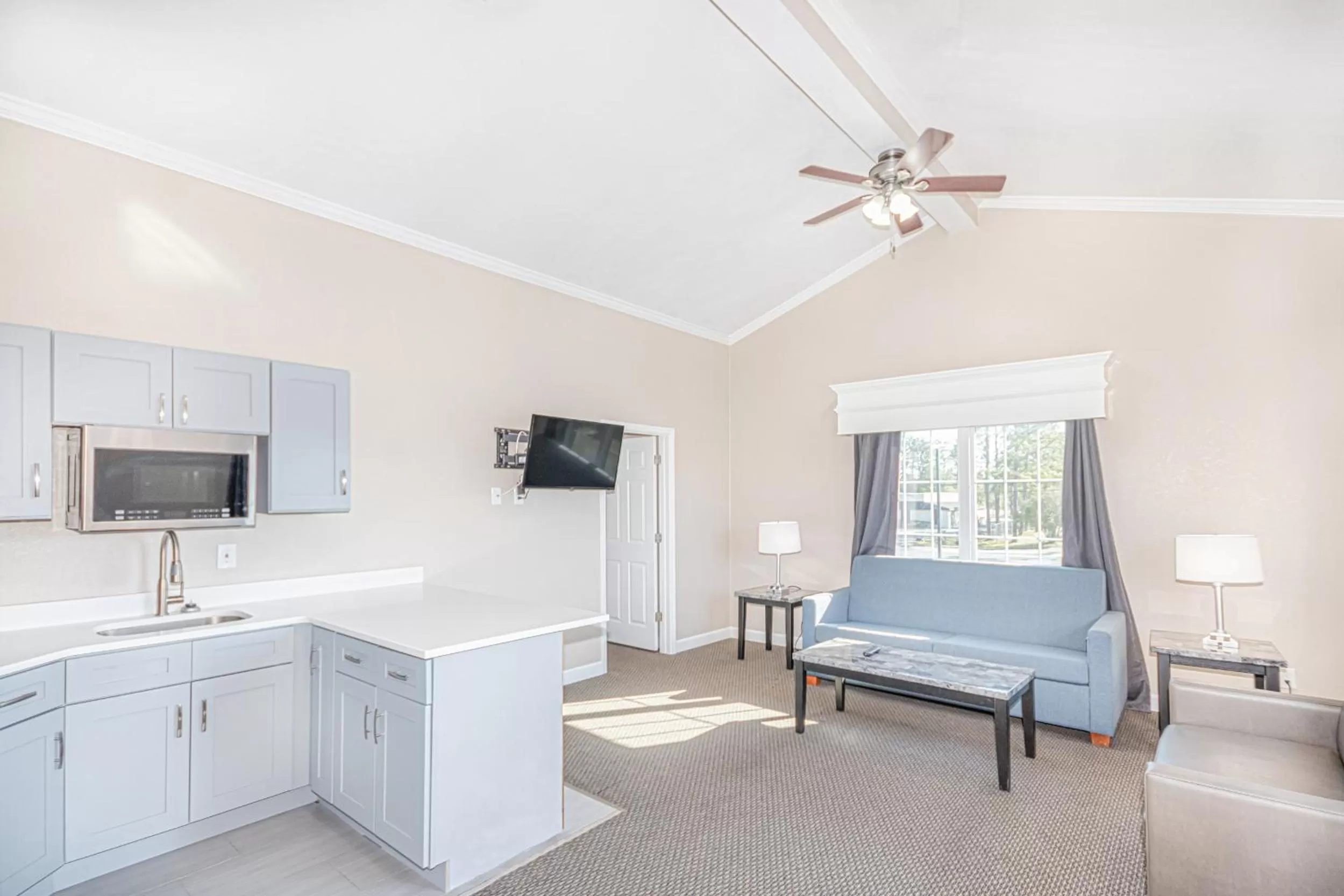 TV and multimedia in Casa Bella Inn & Suites Extended Stay