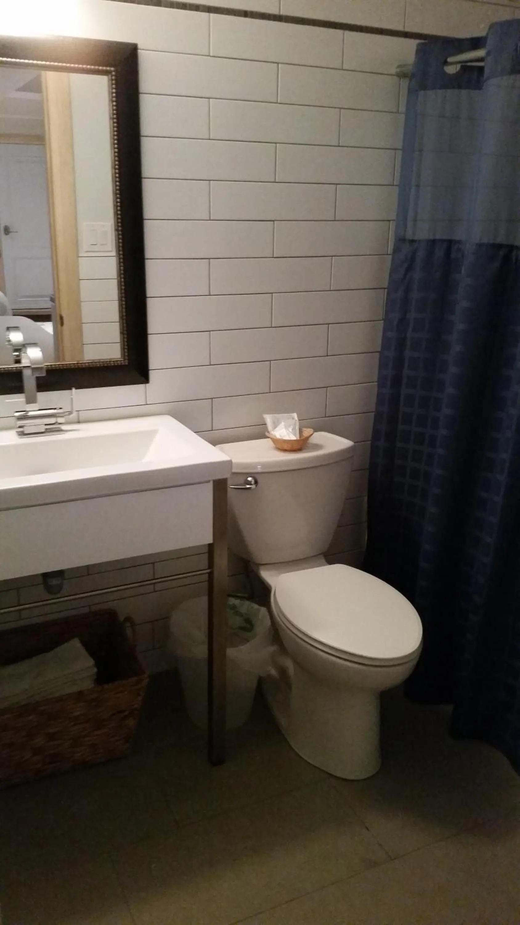 Bathroom in Dragon Gate Inn