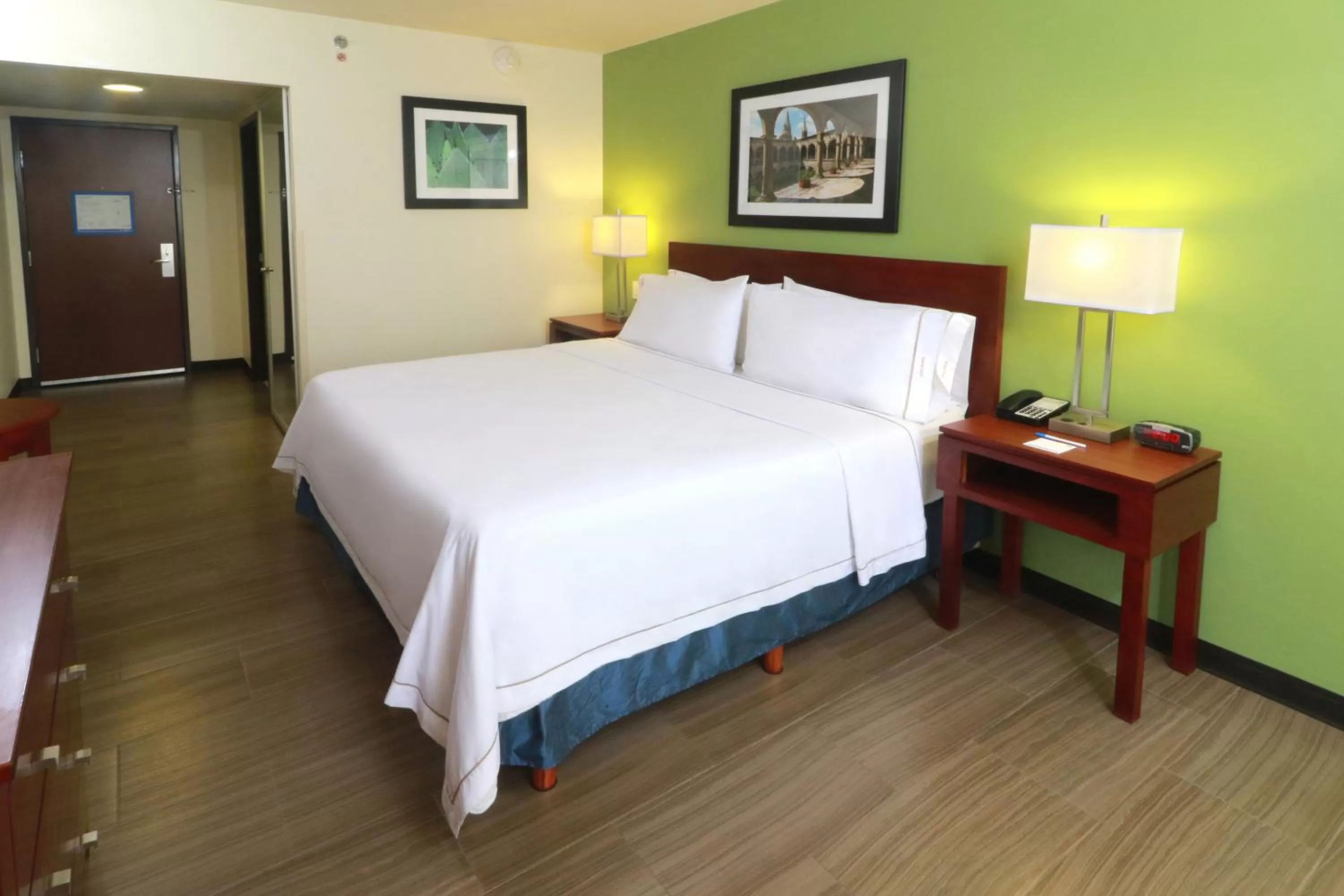 Photo of the whole room, Bed in Holiday Inn Express Guadalajara Aeropuerto by IHG
