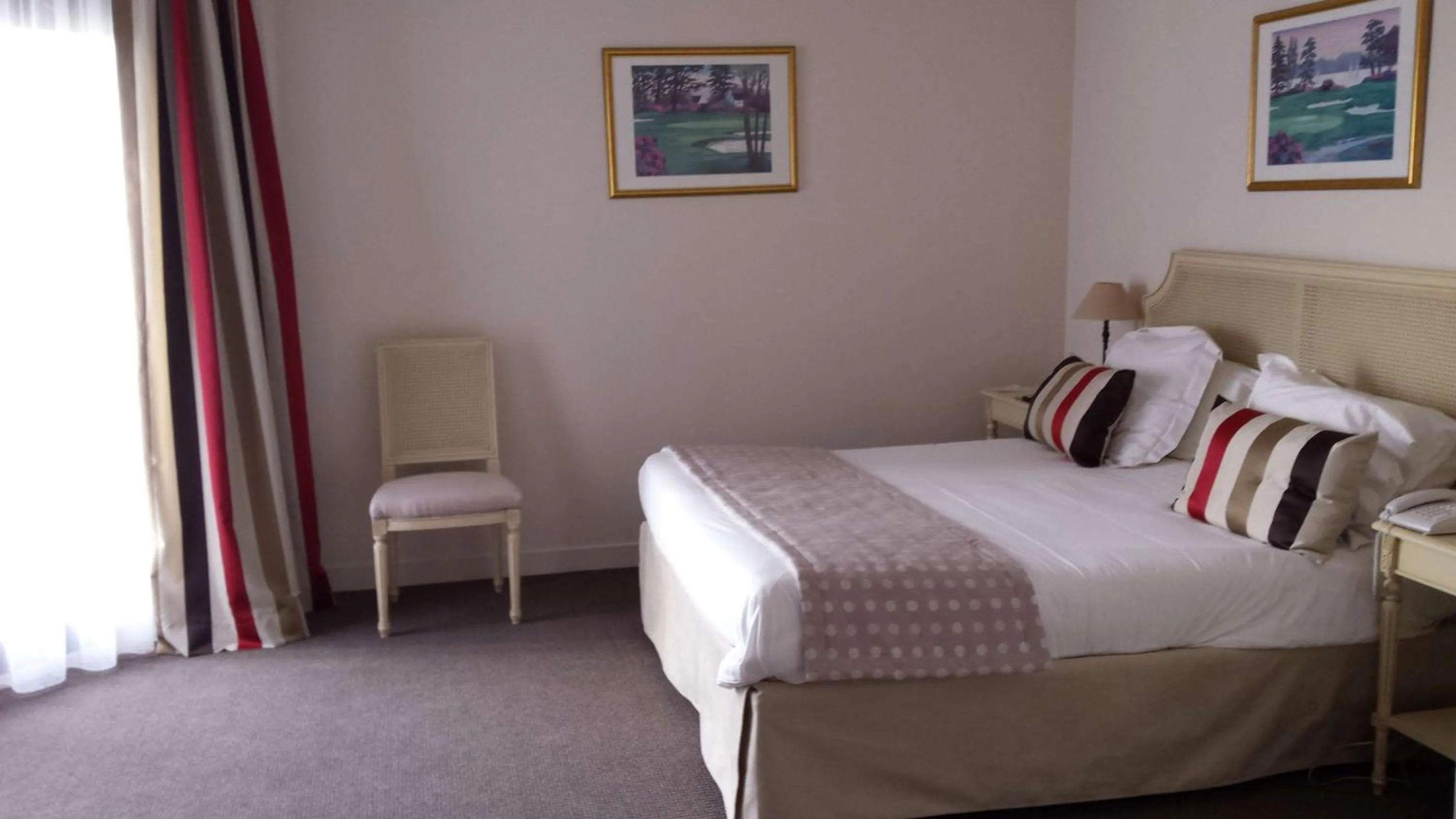 Photo of the whole room, Bed in Best Western Plus Hostellerie Du Vallon