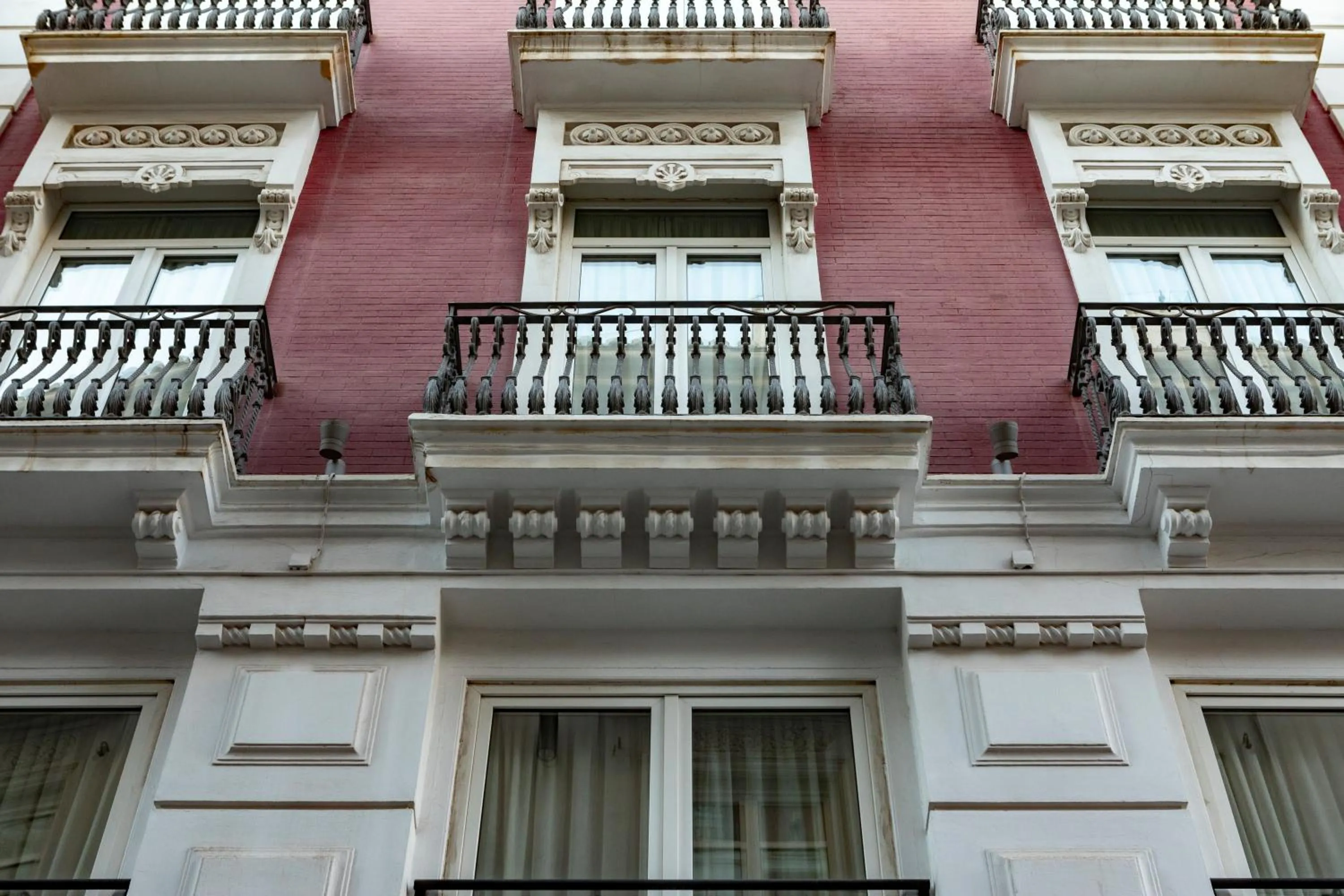 Property building in Petit Palace Plaza de la Reina