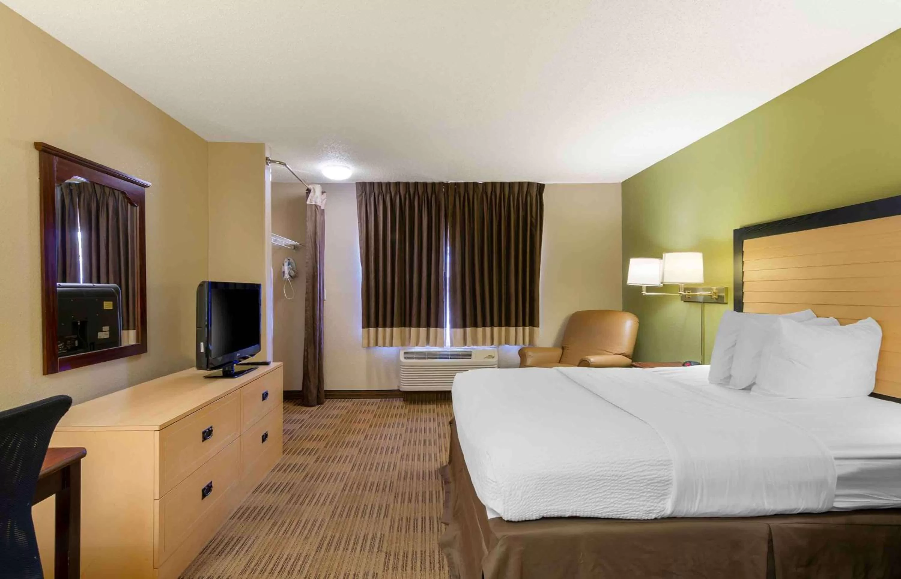 Bedroom, Bed in Extended Stay America Suites - Kansas City - Overland Park - Quivira Rd