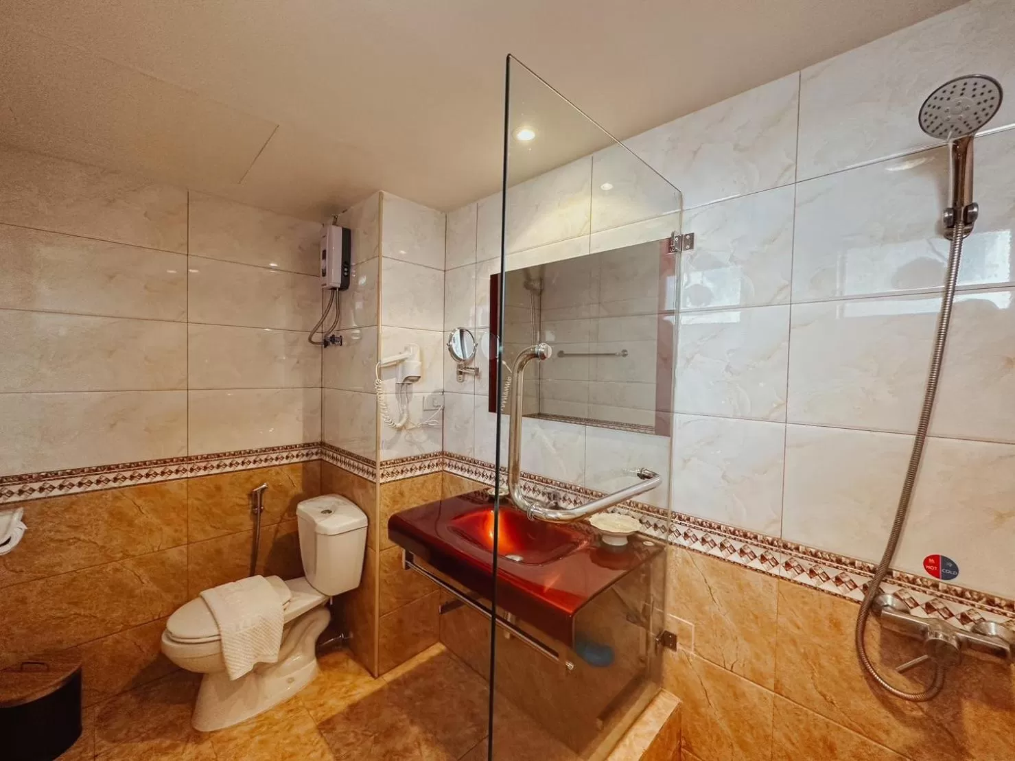 Shower in Hotel De Khuvieng