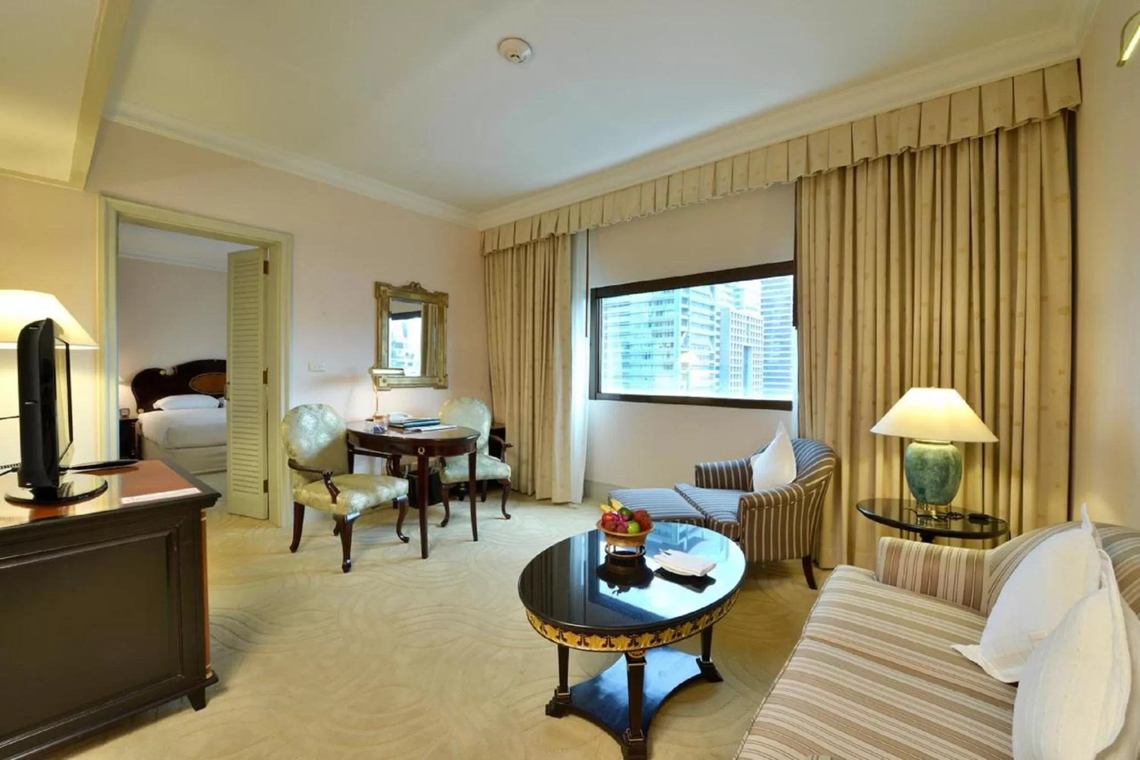 Living room in Evergreen Laurel Hotel Bangkok