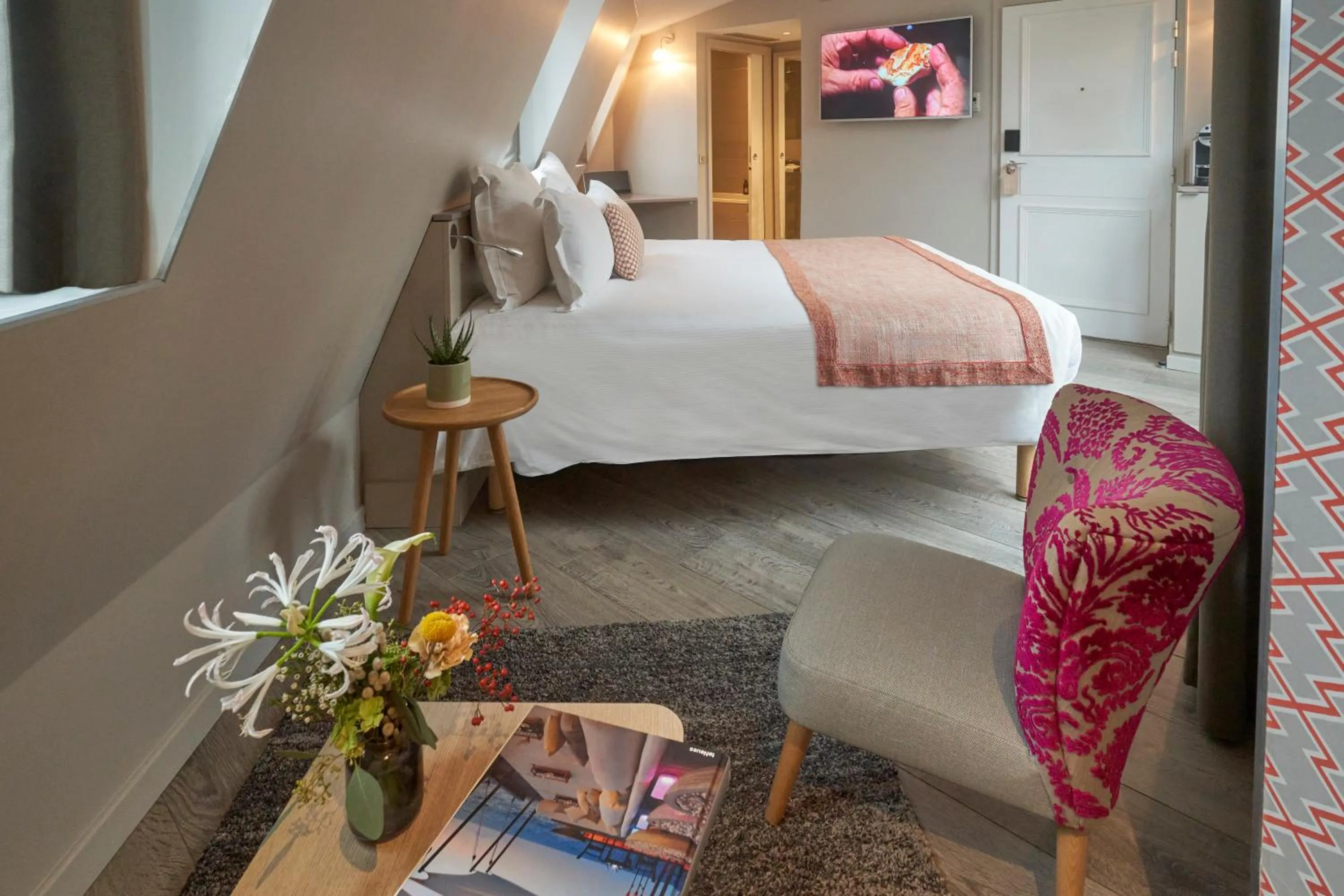 Photo of the whole room, Bed in Hôtel Vic Eiffel