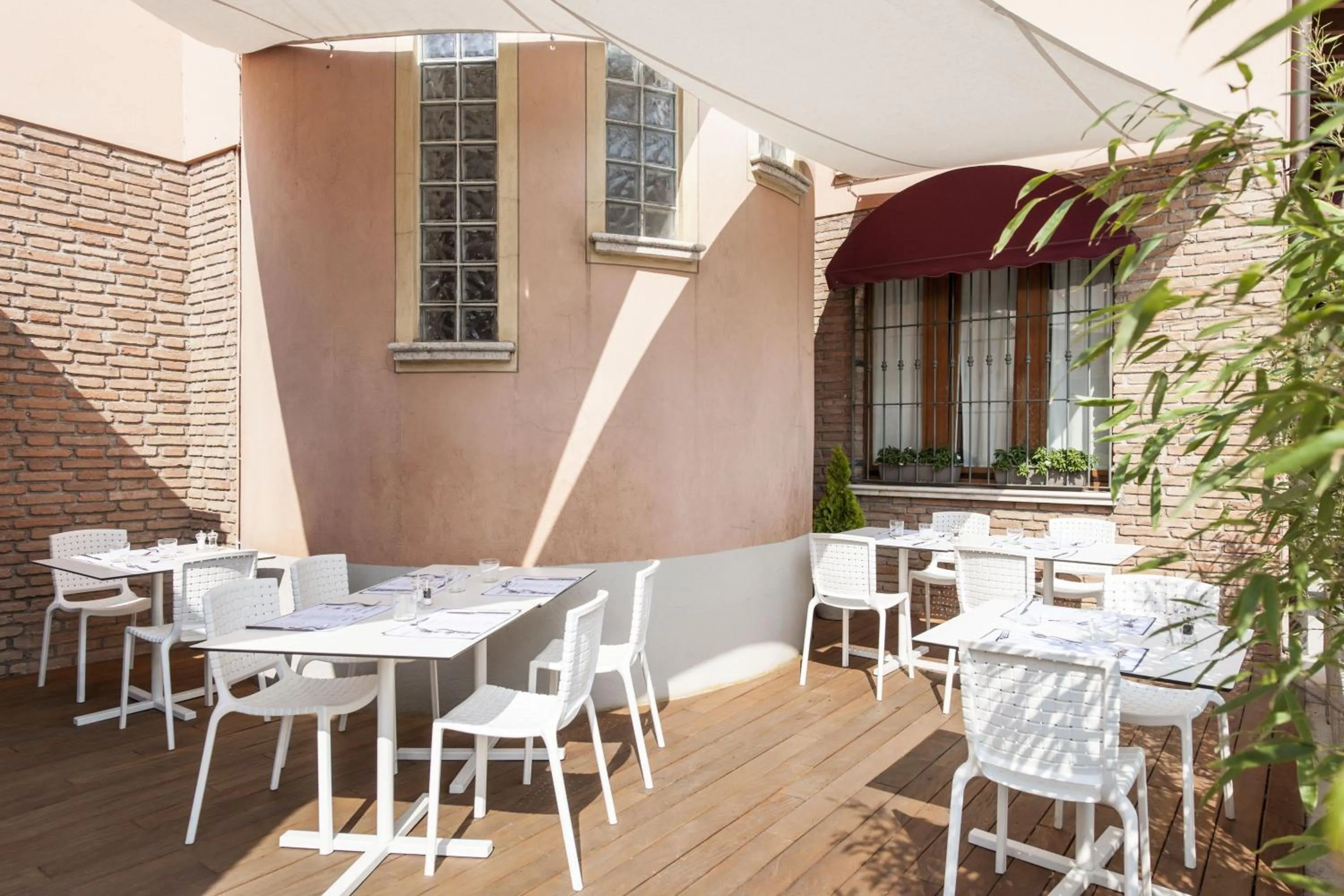 Restaurant/places to eat in Hotel Noce