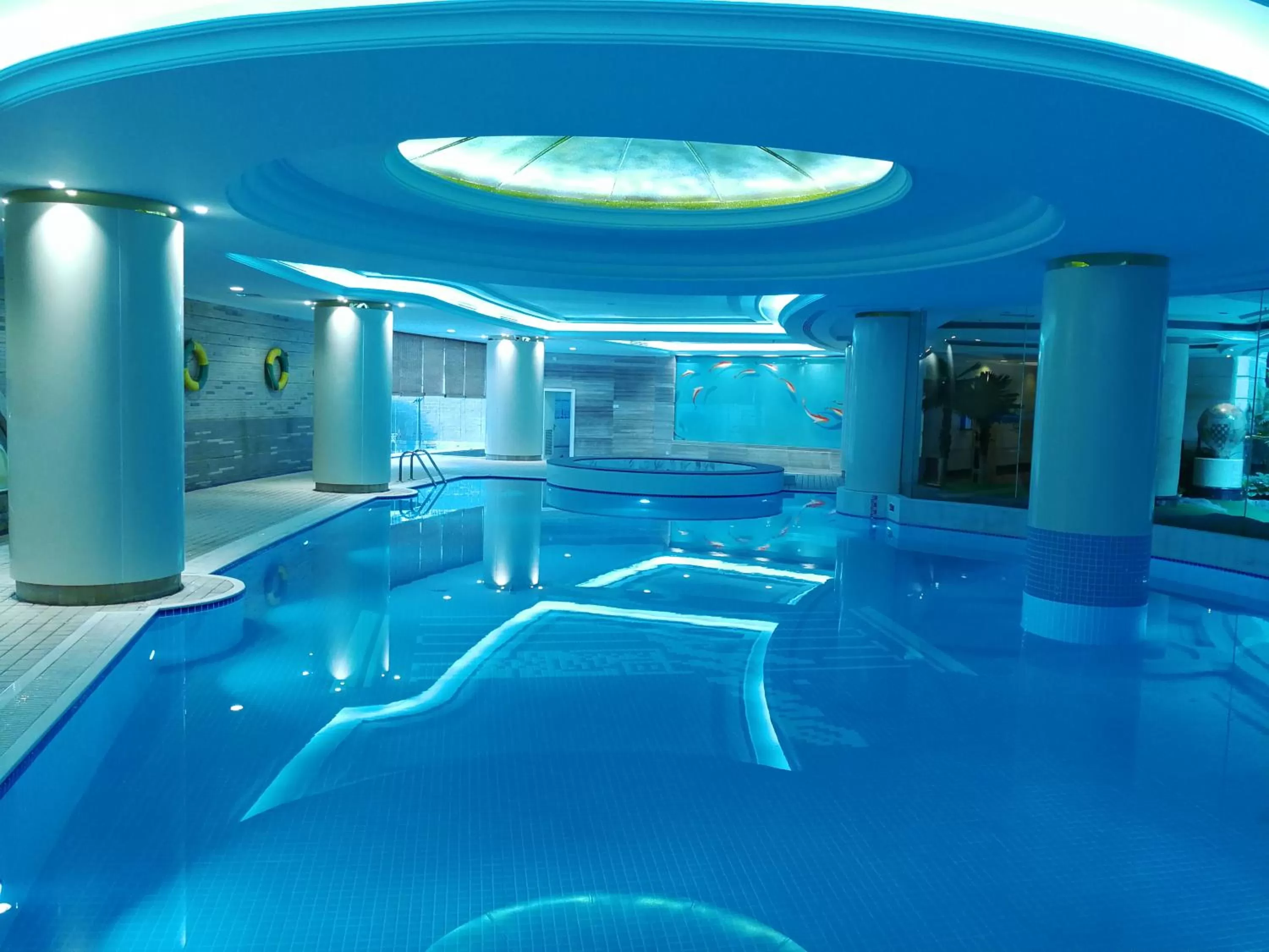 Swimming pool in Shenzhen Sunshine Hotel, Luohu