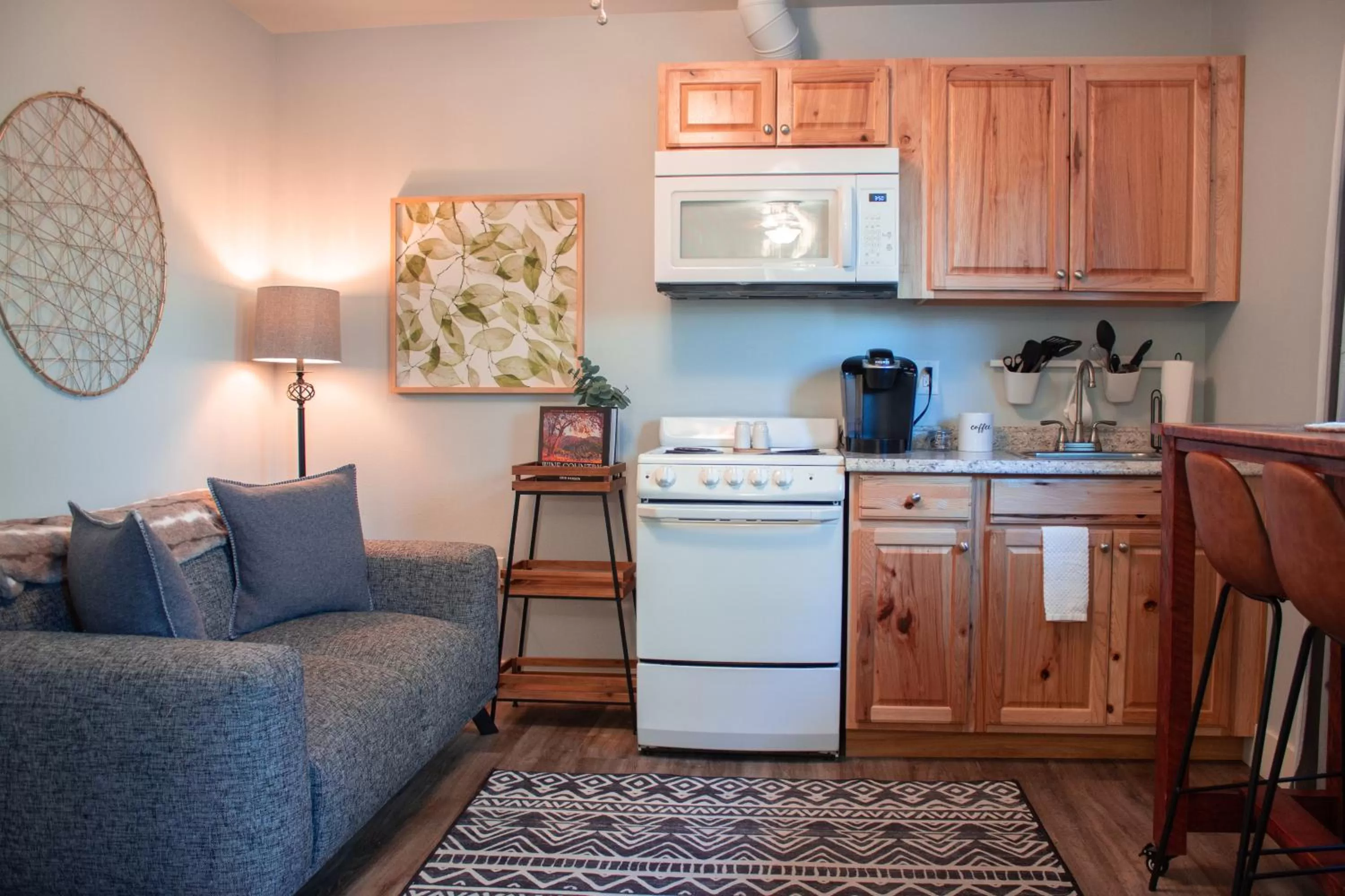 Coffee/tea facilities, Kitchen/Kitchenette in Douglas On Third