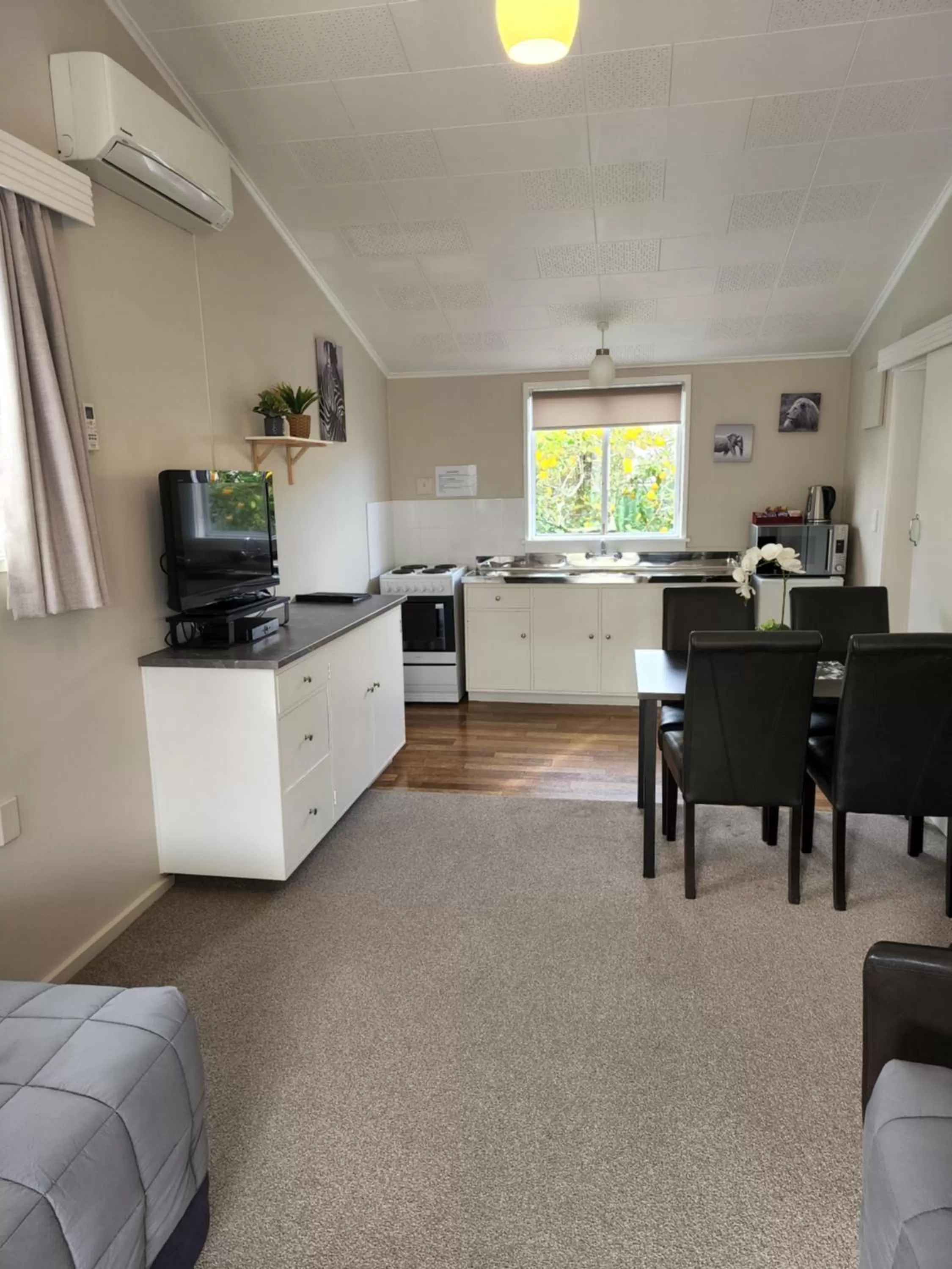 Kitchen/Kitchenette in Gardner Court Motel