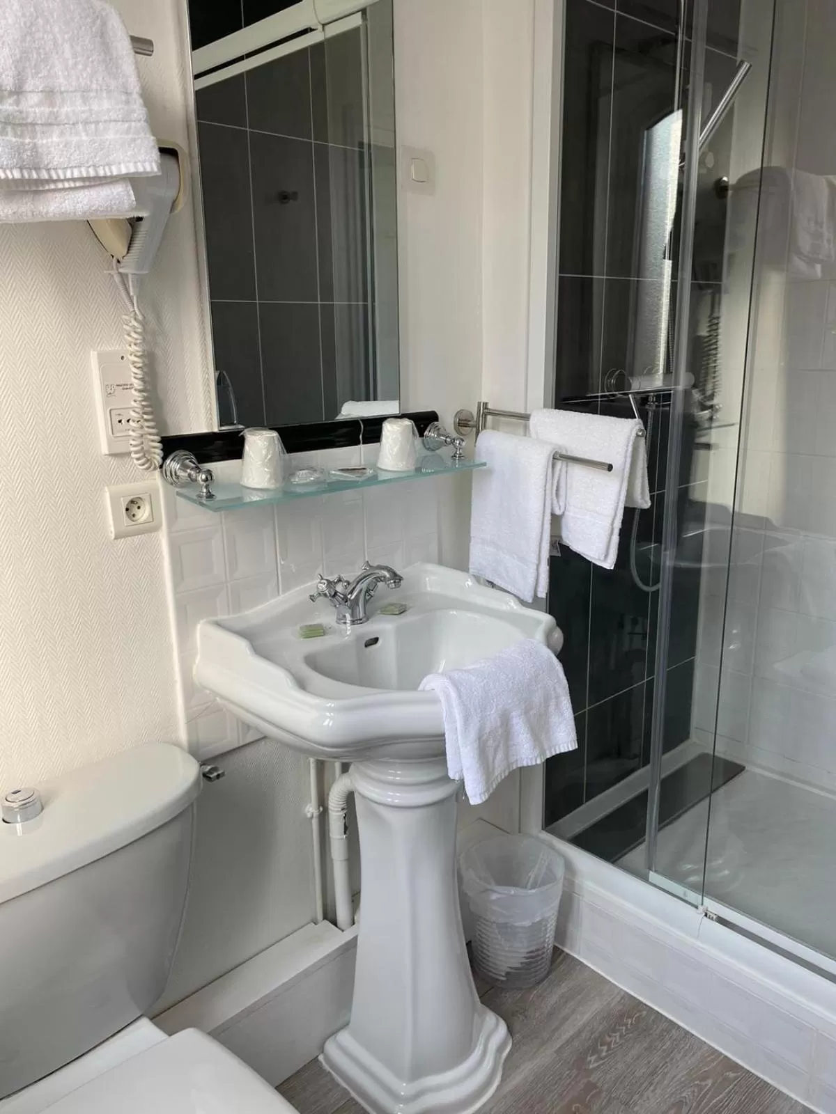 Shower in The Originals Boutique, Hôtel La Colonne de Bronze, Saint-Valéry-sur-Somme