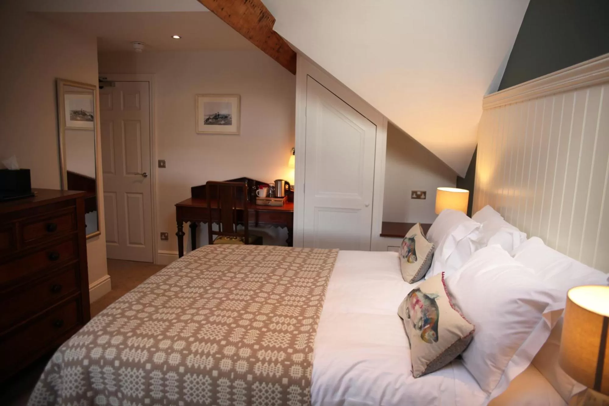 Bedroom, Bed in The Erskine Arms