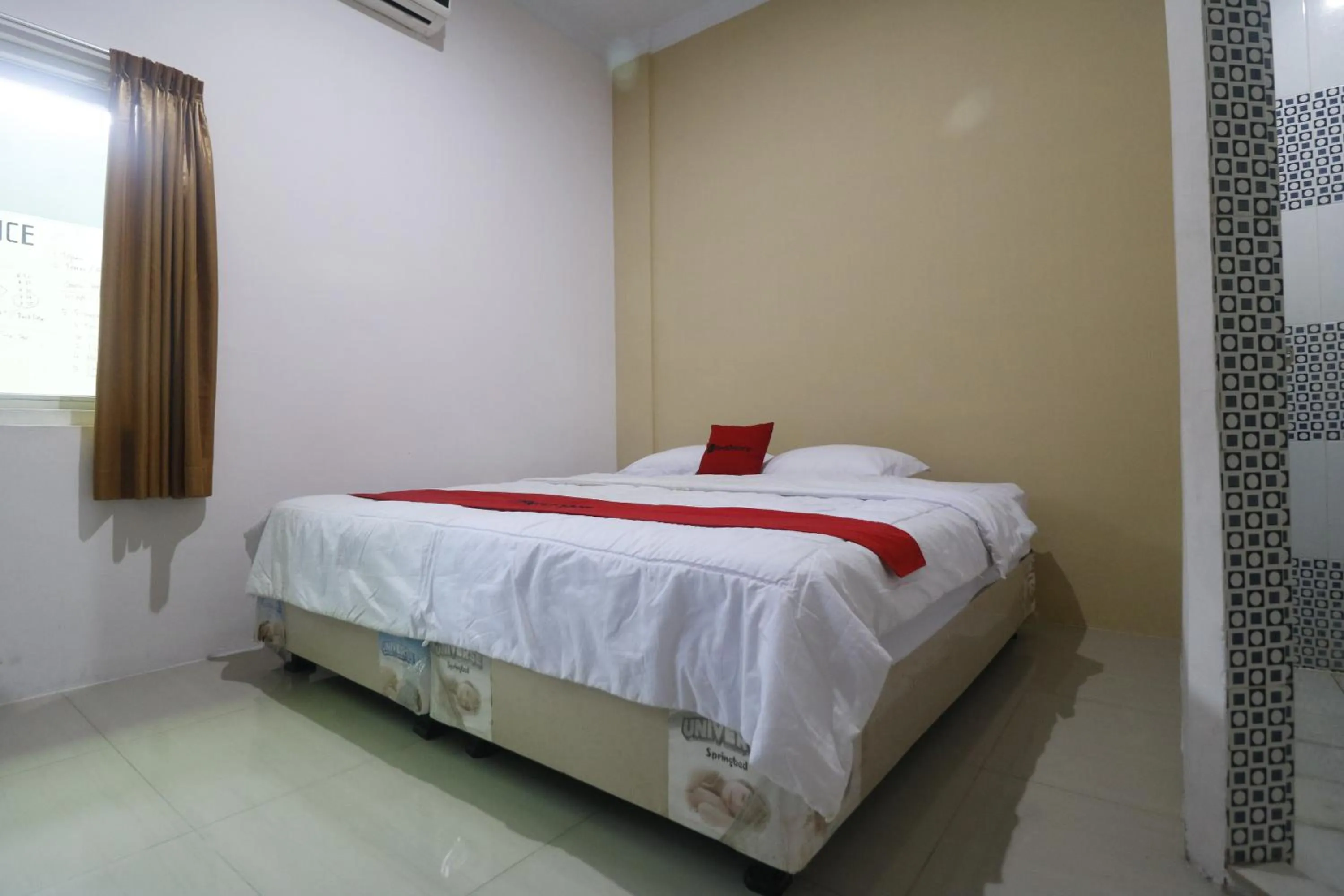 Bedroom, Bed in RedDoorz @ Jalan Krakatau Medan
