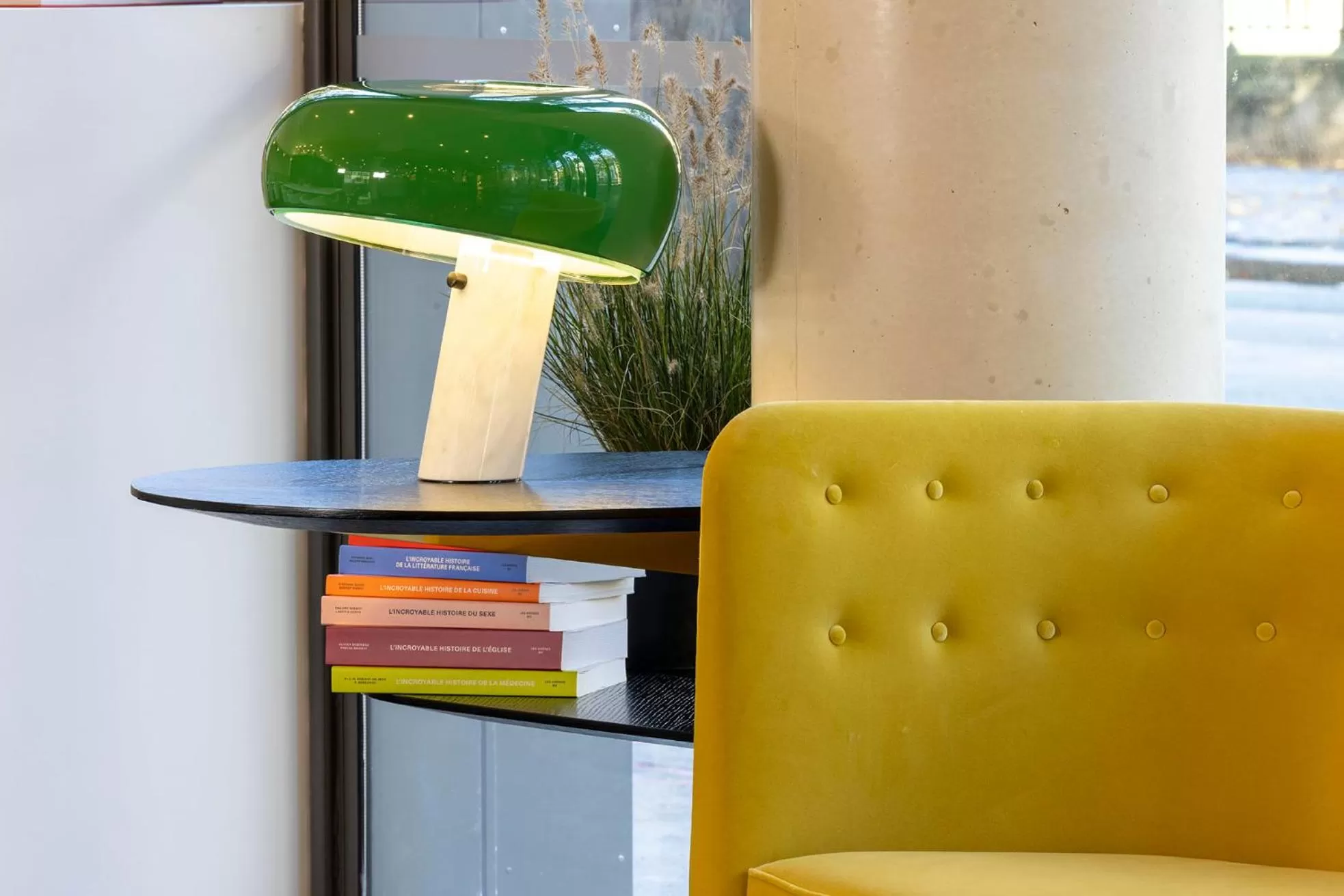 Communal lounge/ TV room in Quinzerie hôtel