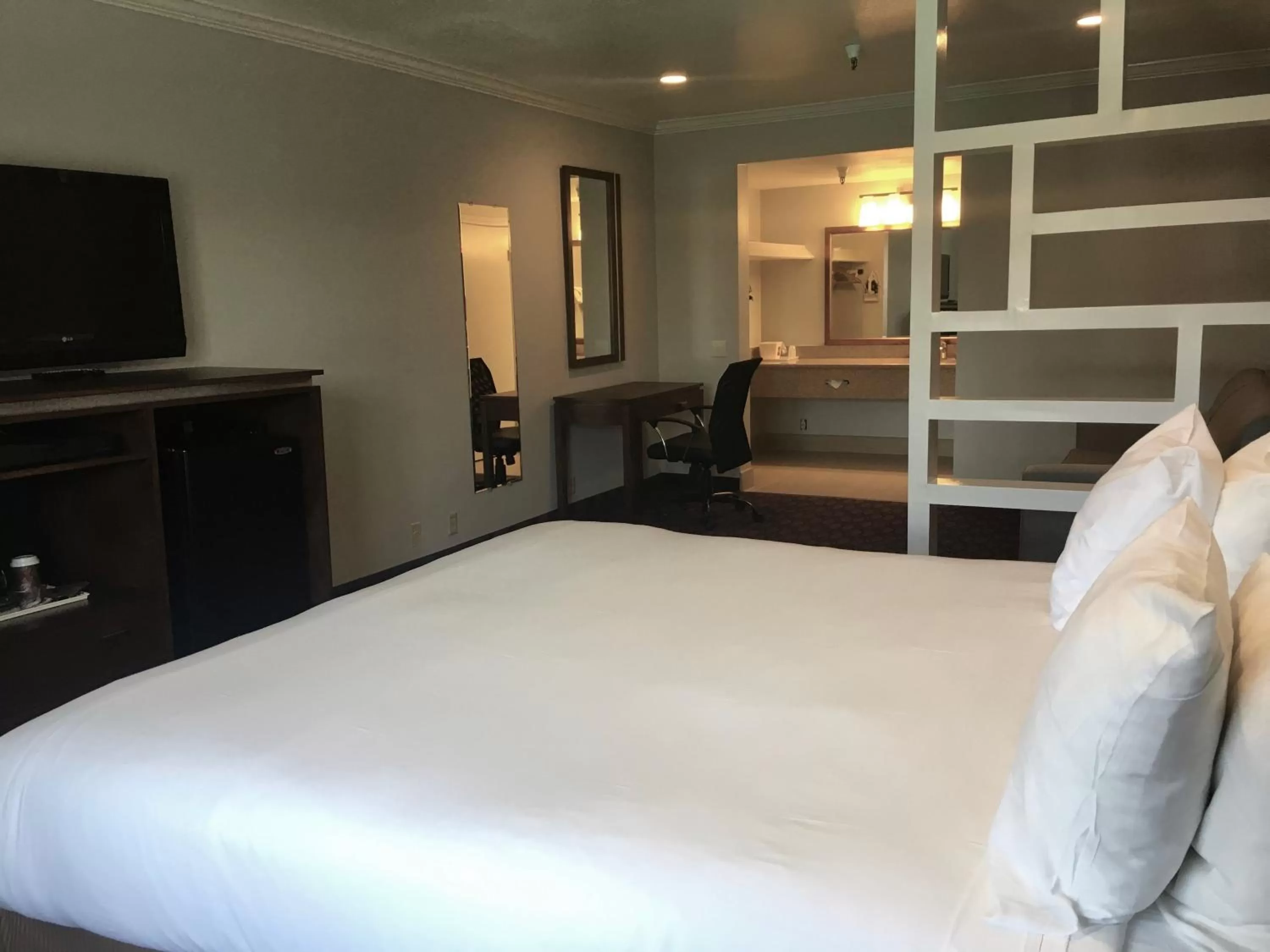 Bed in Hotel Pacific, Manhattan Beach