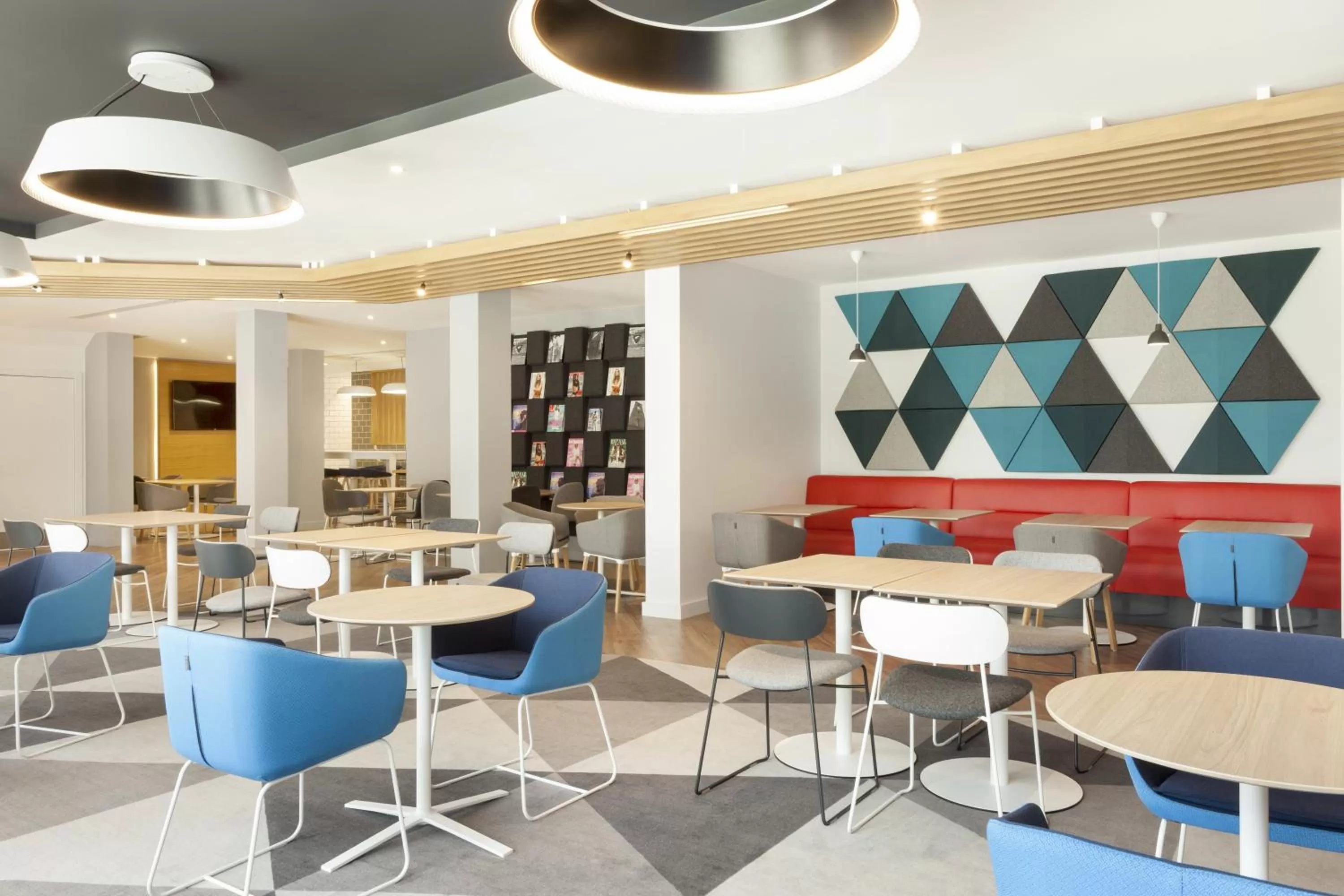 Restaurant/places to eat in Holiday Inn Express St. Albans - M25, Jct.22