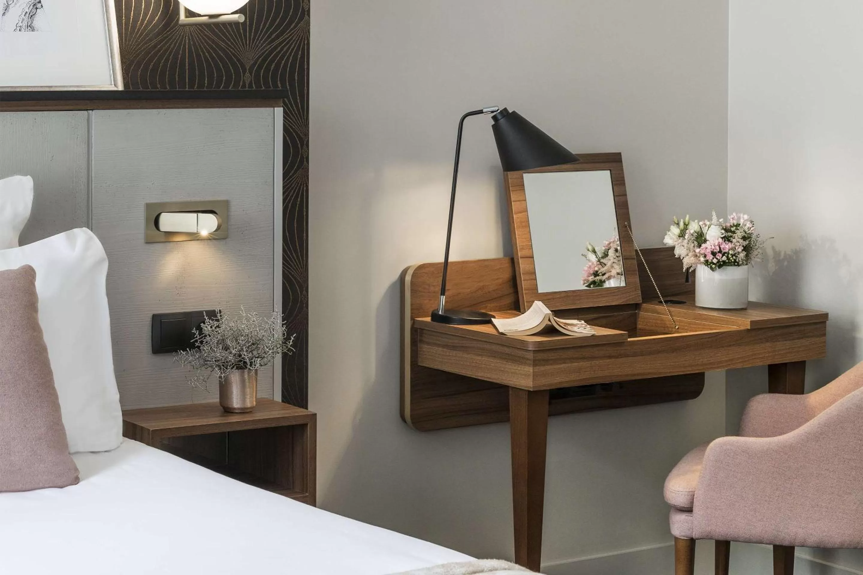 Photo of the whole room, Bed in Best Western Plus La Demeure