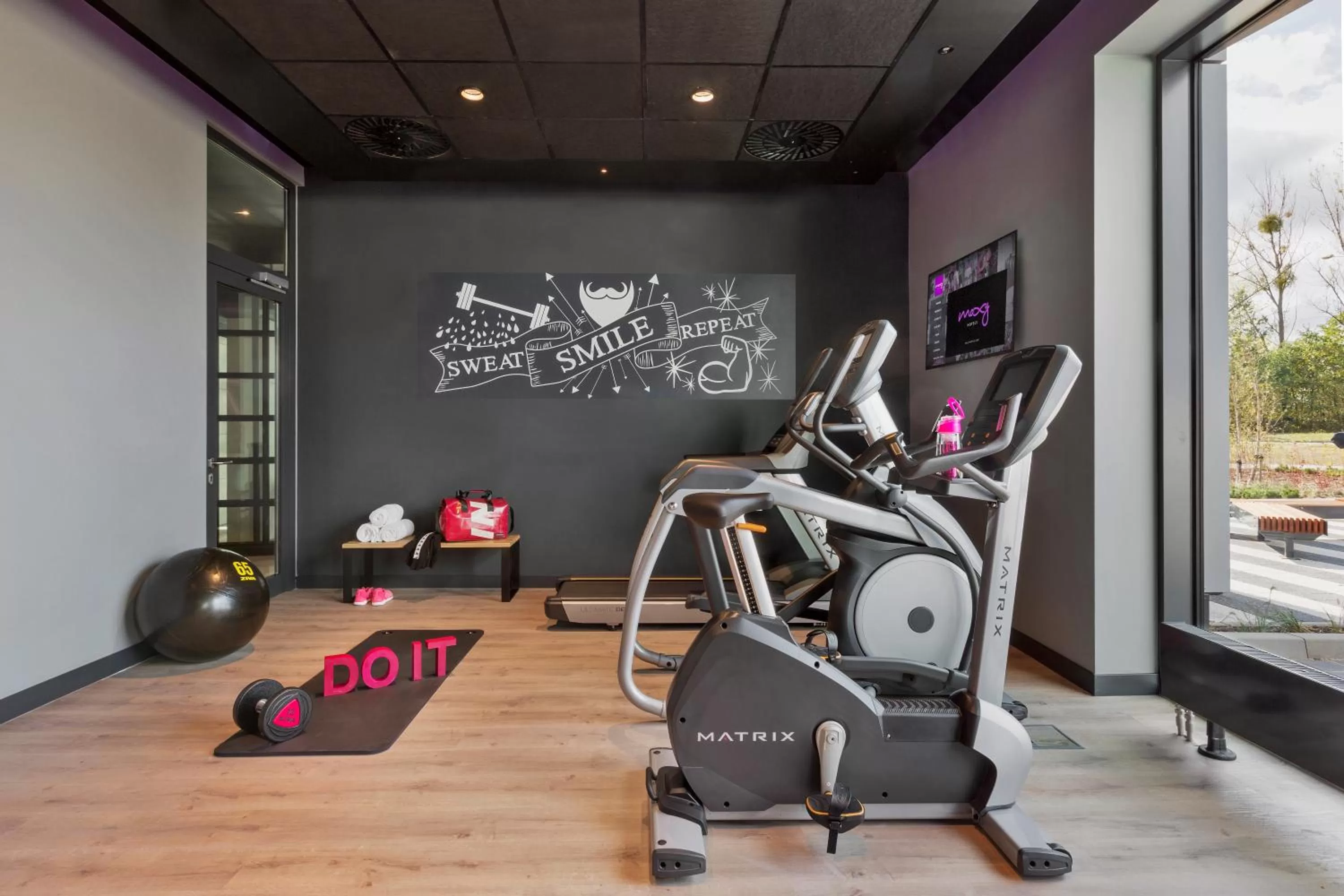 Fitness centre/facilities in Moxy Katowice Airport