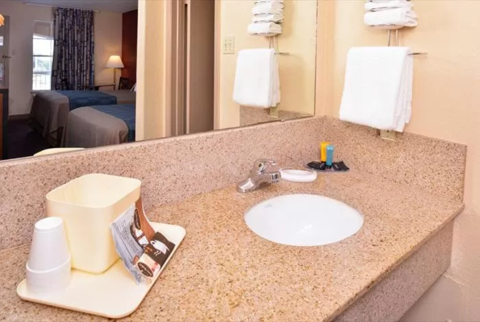 Bathroom, Bed in Americas Best Value Inn-Near NRG Park/Medical Center