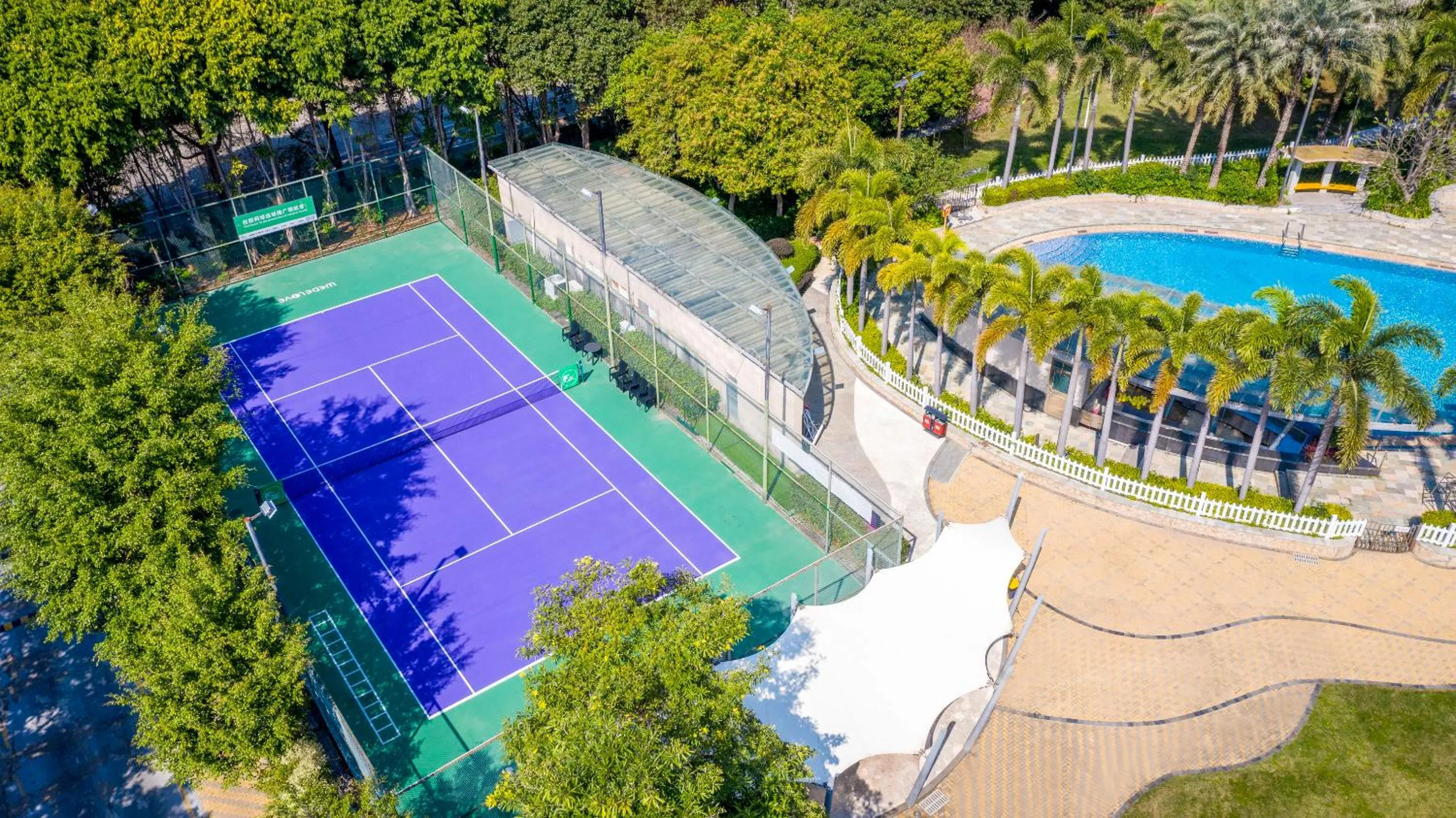 Tennis court in Crowne Plaza Huizhou by IHG
