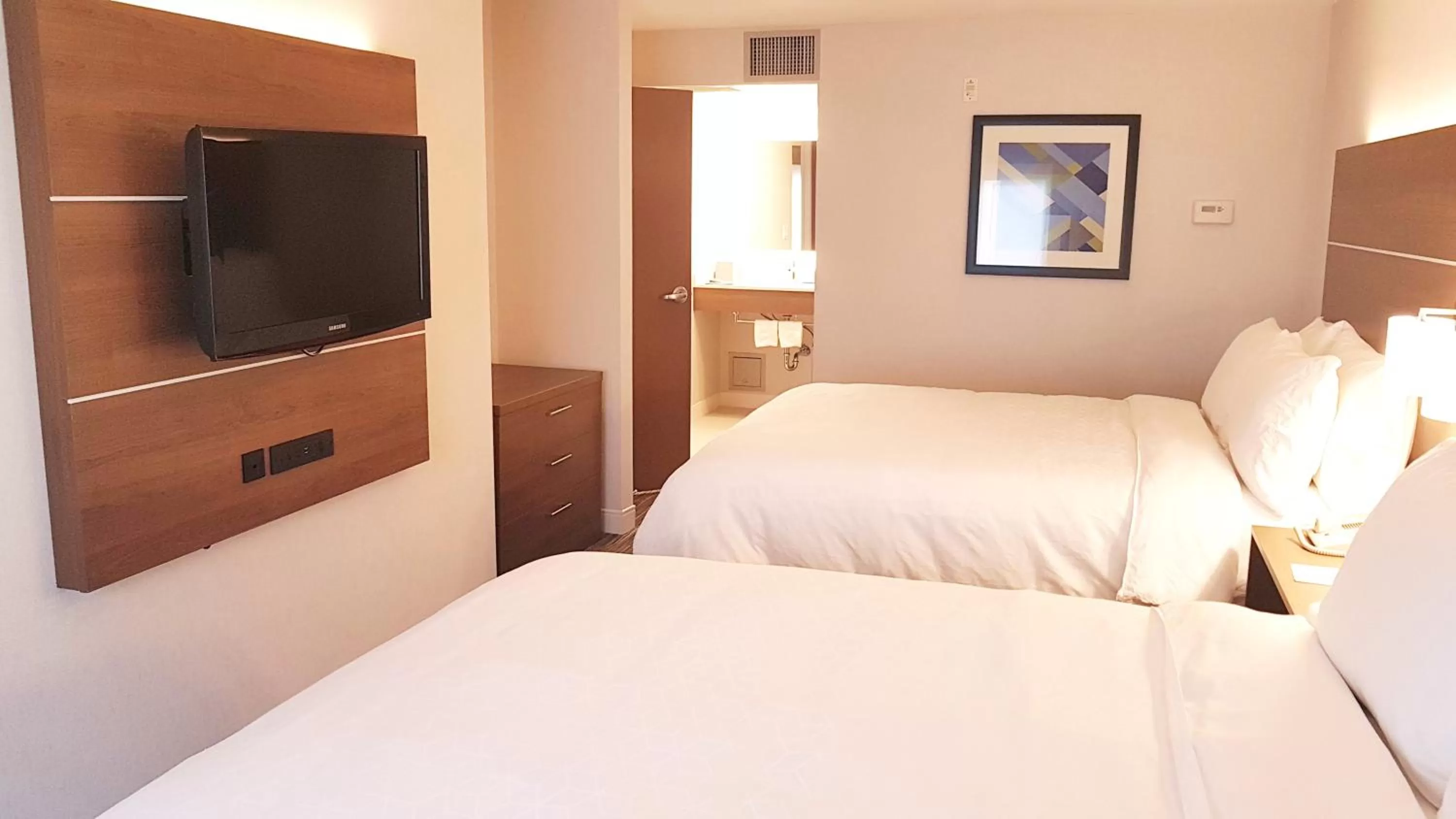 Photo of the whole room, Bed in Holiday Inn Express and Suites Surrey by IHG