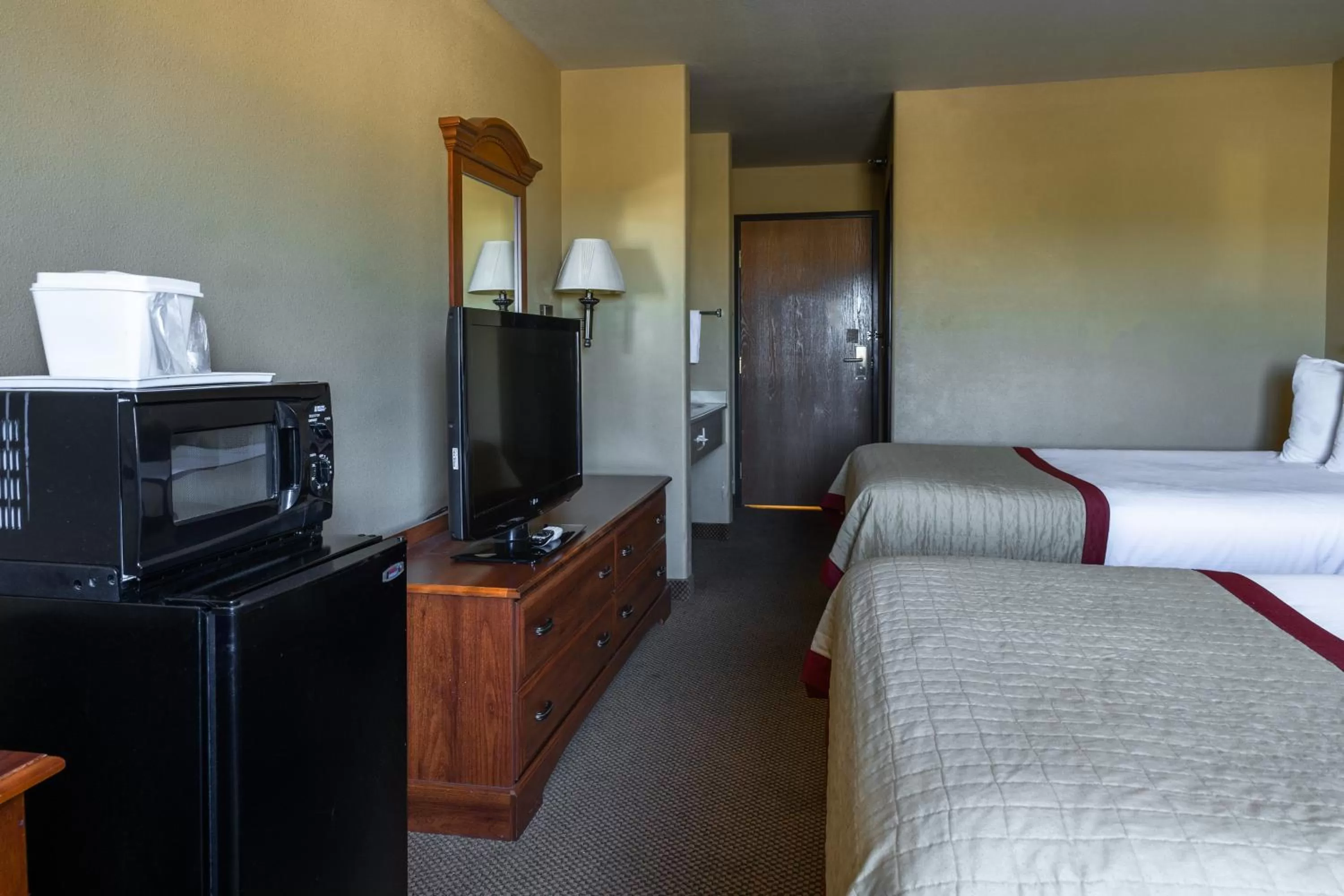 Bed in Pinedale Hotel & Suites