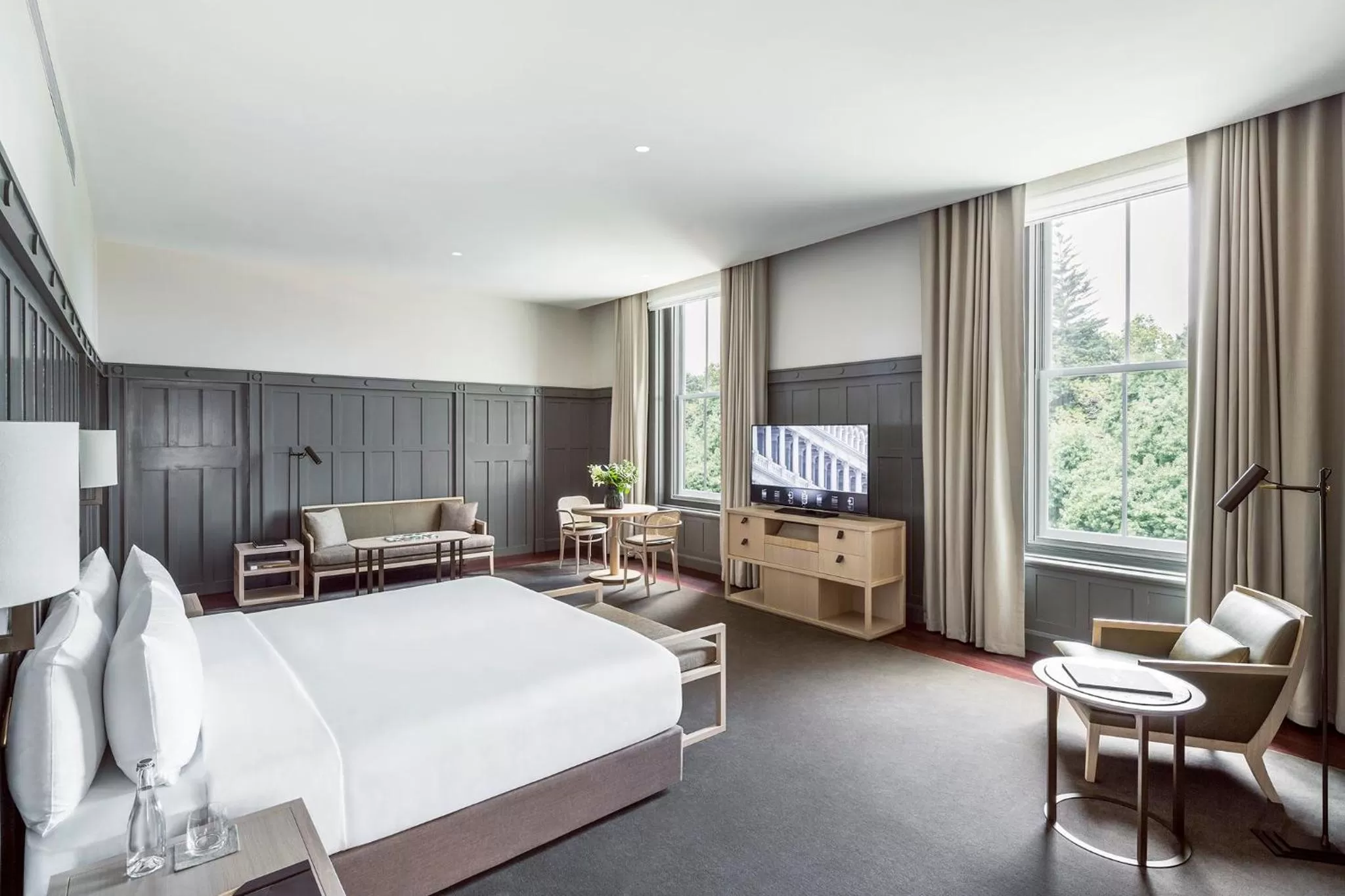 Photo of the whole room, Bed in COMO The Treasury