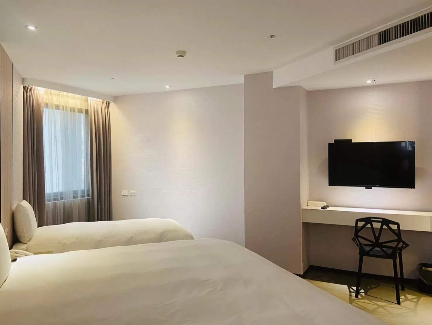 Photo of the whole room, Bed in Artinn藝築文旅-台北站前館