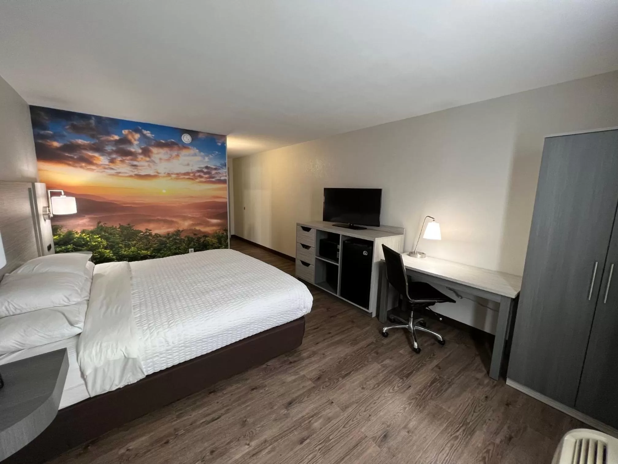 TV and multimedia, Bed in Clarion Pointe Sylva near Cherokee Area