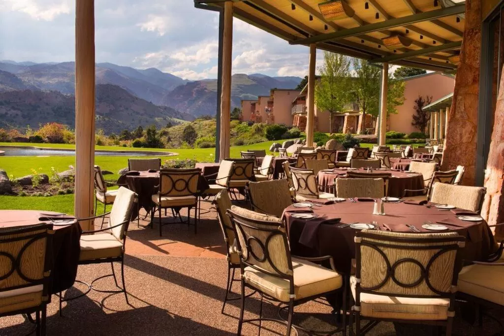 Restaurant/places to eat in Garden of the Gods Resort & Club