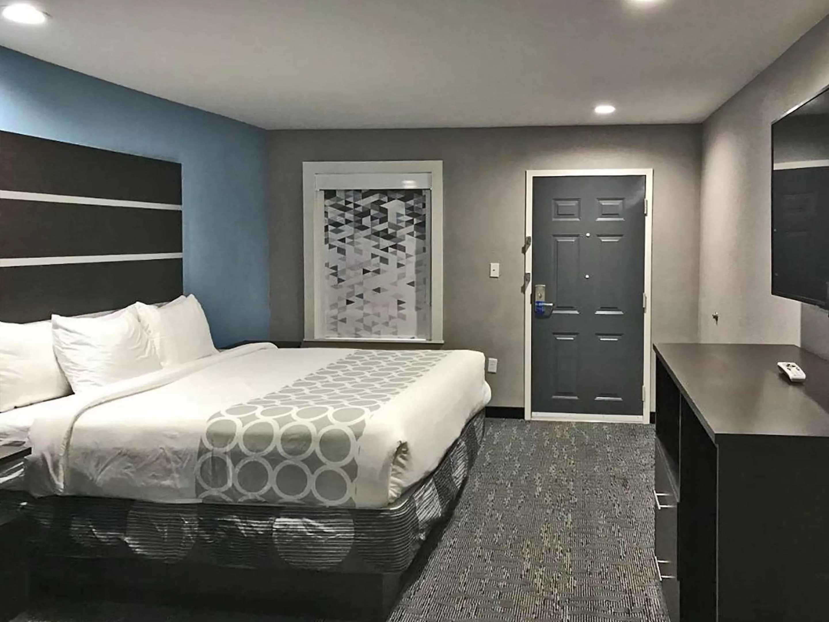 Bedroom, Bed in Rodeway Inn Calhoun South