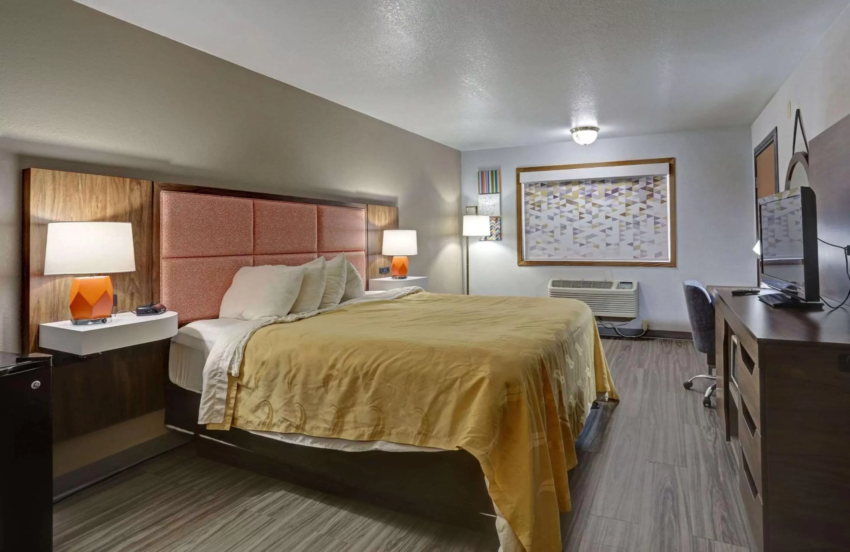 Photo of the whole room, Bed in Quality Inn Pierre-Fort Pierre