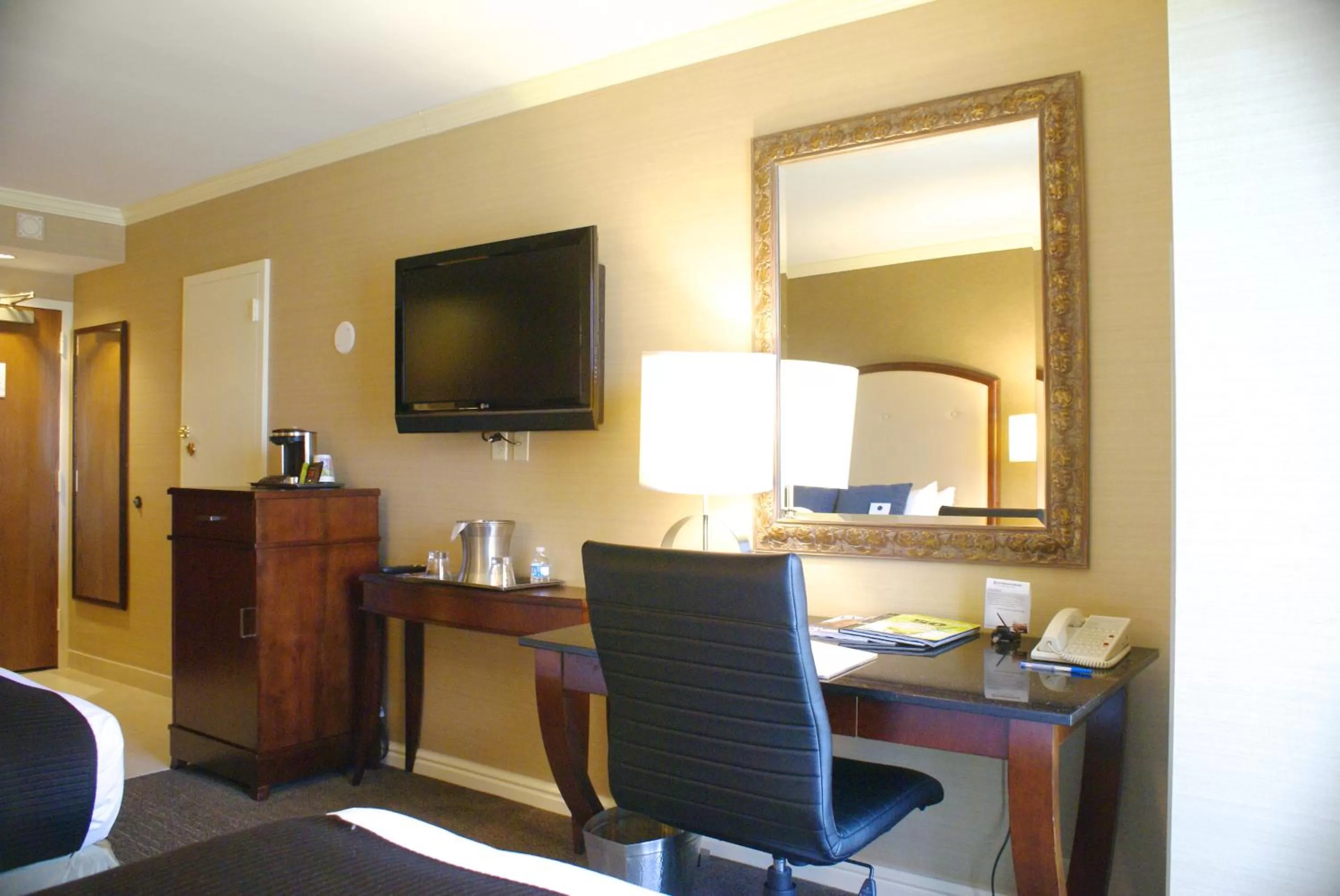 TV and multimedia, Bed in Wyndham Grand Pittsburgh