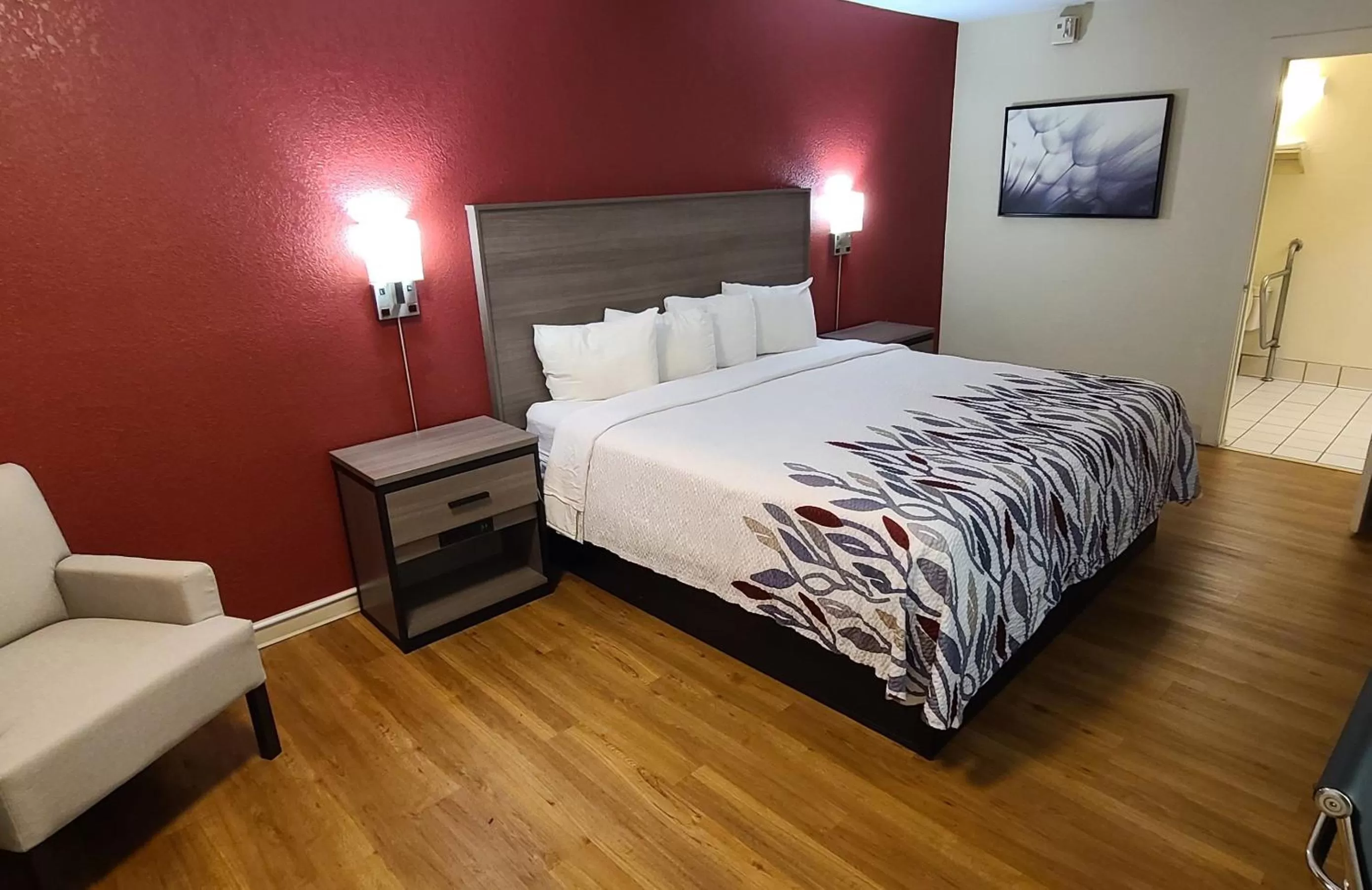 Photo of the whole room, Bed in Red Roof Inn & Suites Cornelius - Lake Norman
