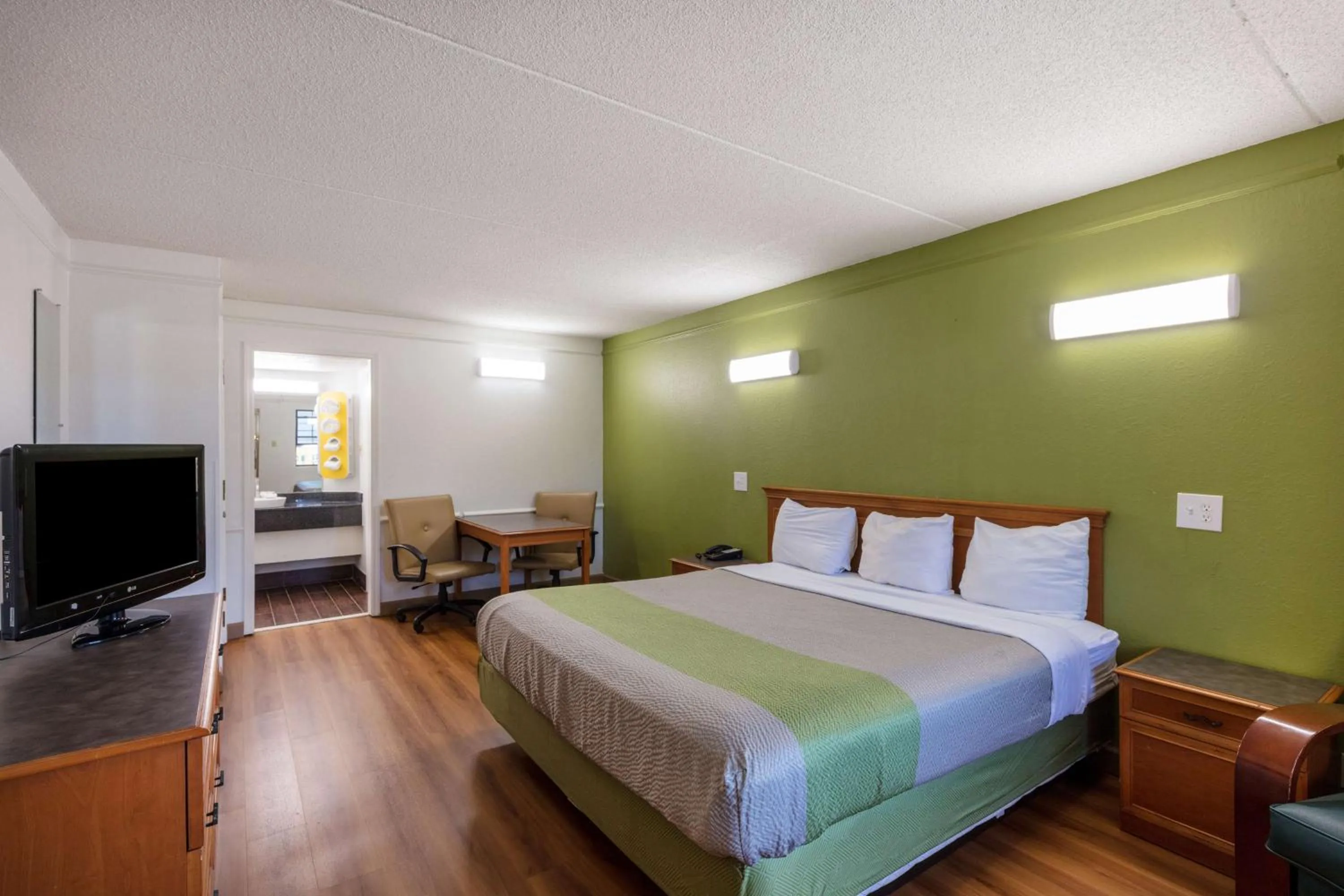 Photo of the whole room, Bed in Motel 6-Knoxville, TN