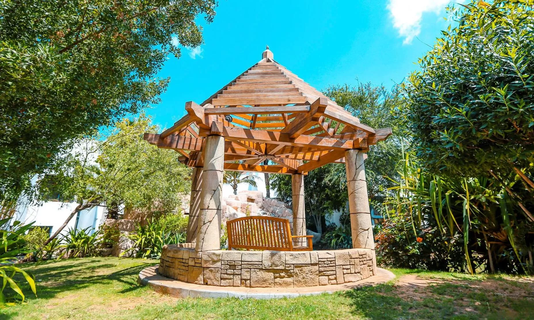 Garden in Dubai Marine Beach Resort & Spa