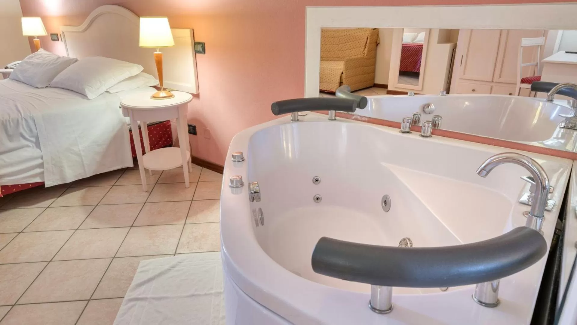 Hot Tub, Bed in Primotel Brescia