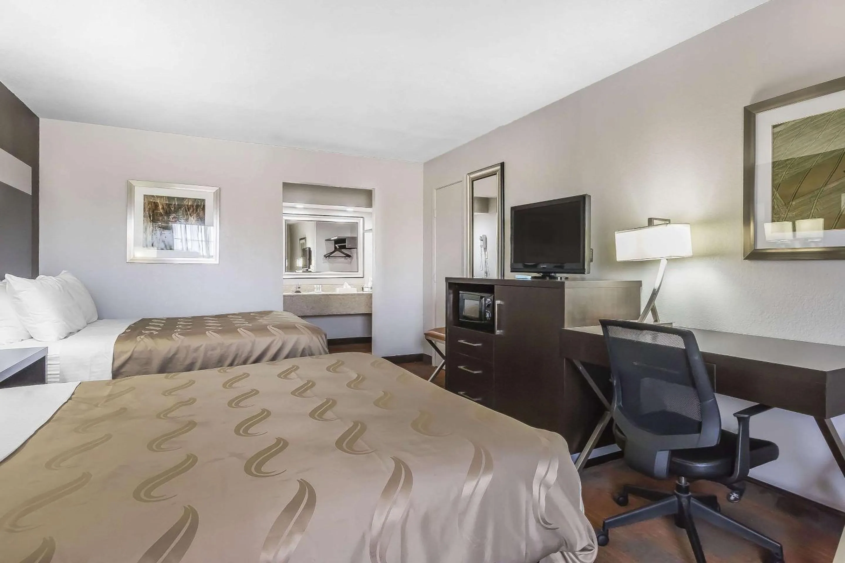 Photo of the whole room, Bed in Quality Inn & Suites Stuttgart North