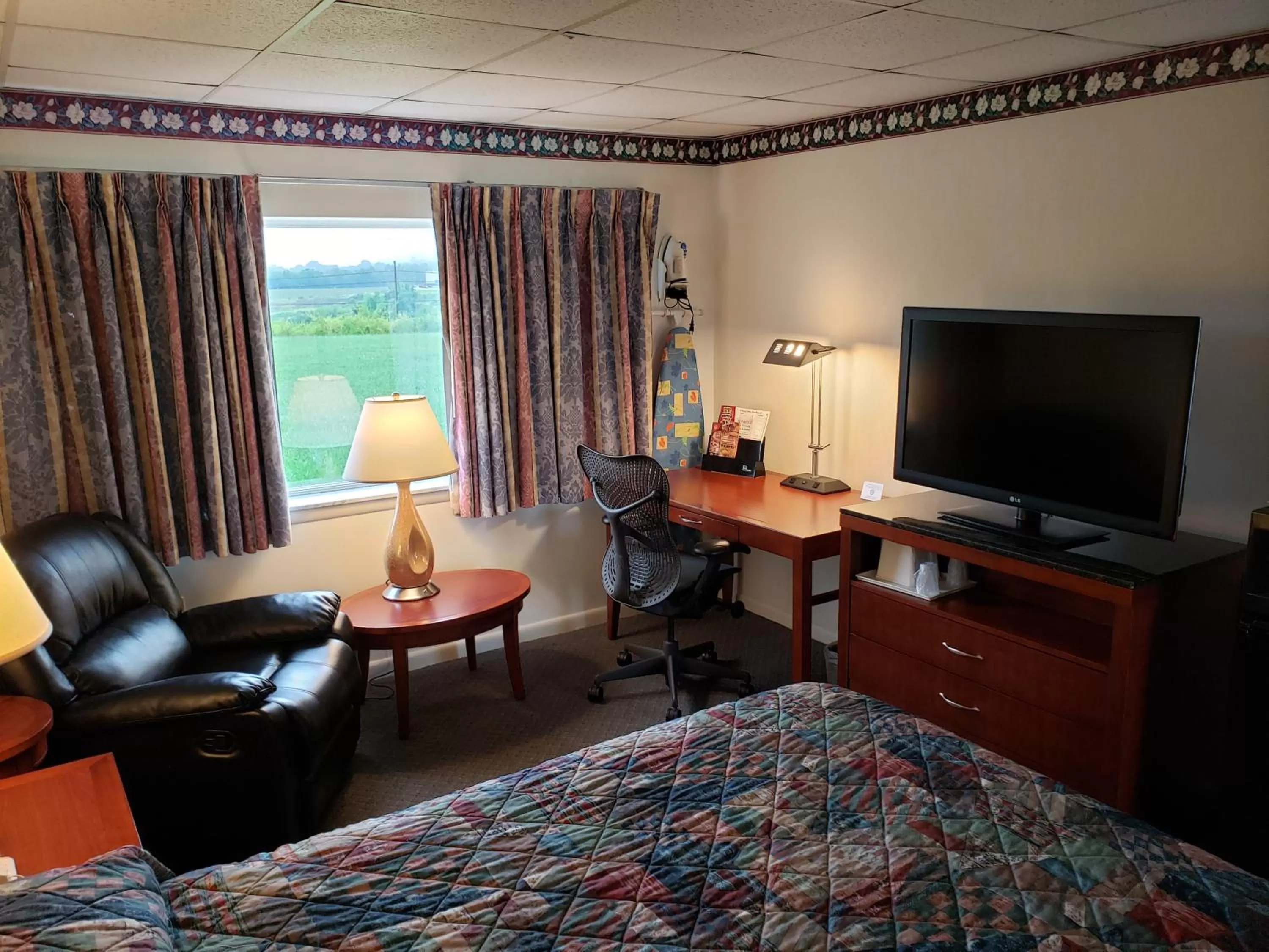 TV/Entertainment Center in Huntingdon Motor Inn