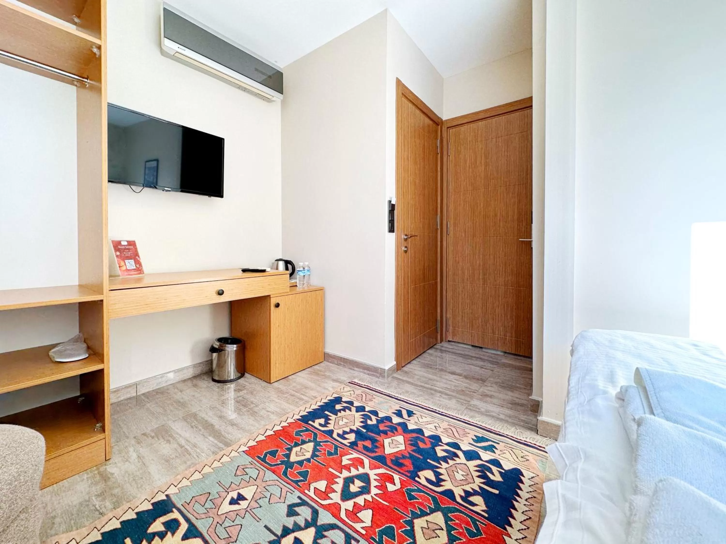 TV and multimedia, Bed in Sultan Pier Hotel