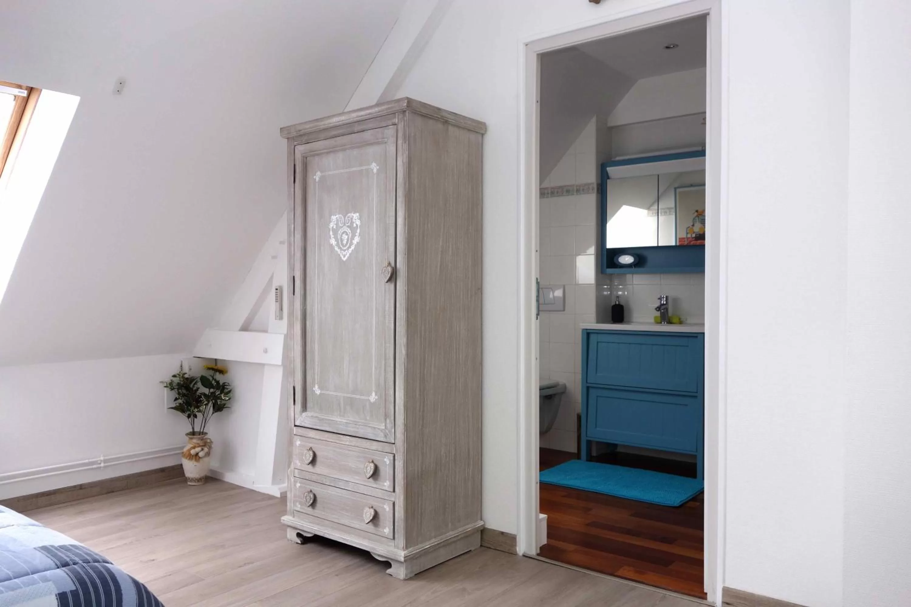 Bedroom, Kitchen/Kitchenette in Chambre D'Hôtes le Phenix