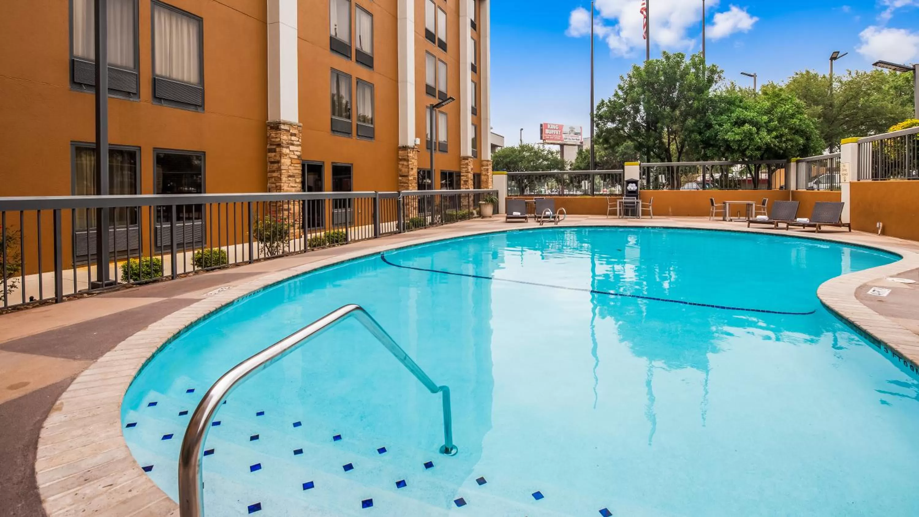 Swimming pool in Clarion Pointe near Medical Center