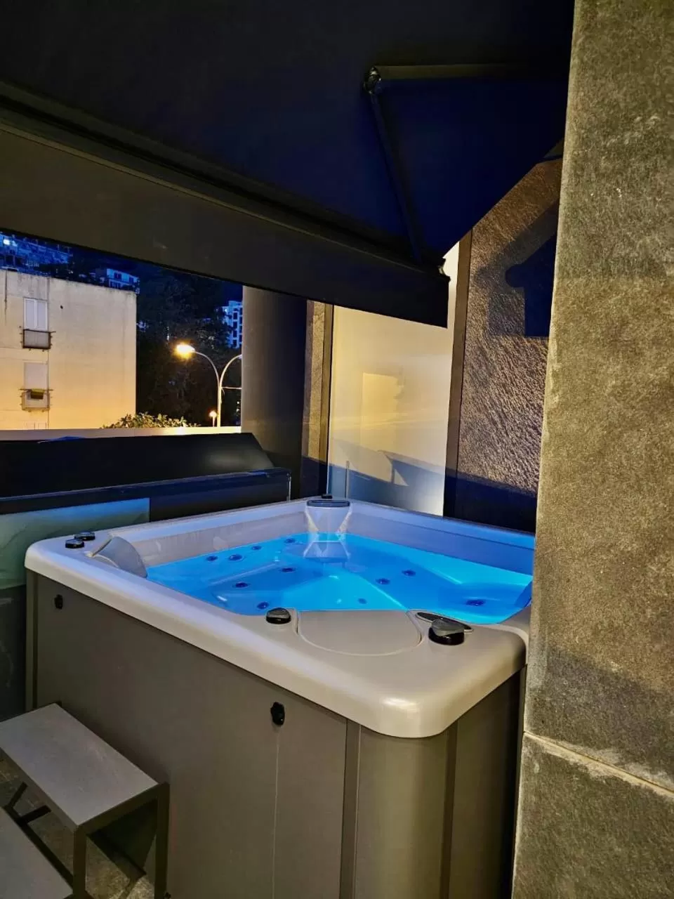 Hot Tub, Swimming Pool in Apartments PERLA Budva
