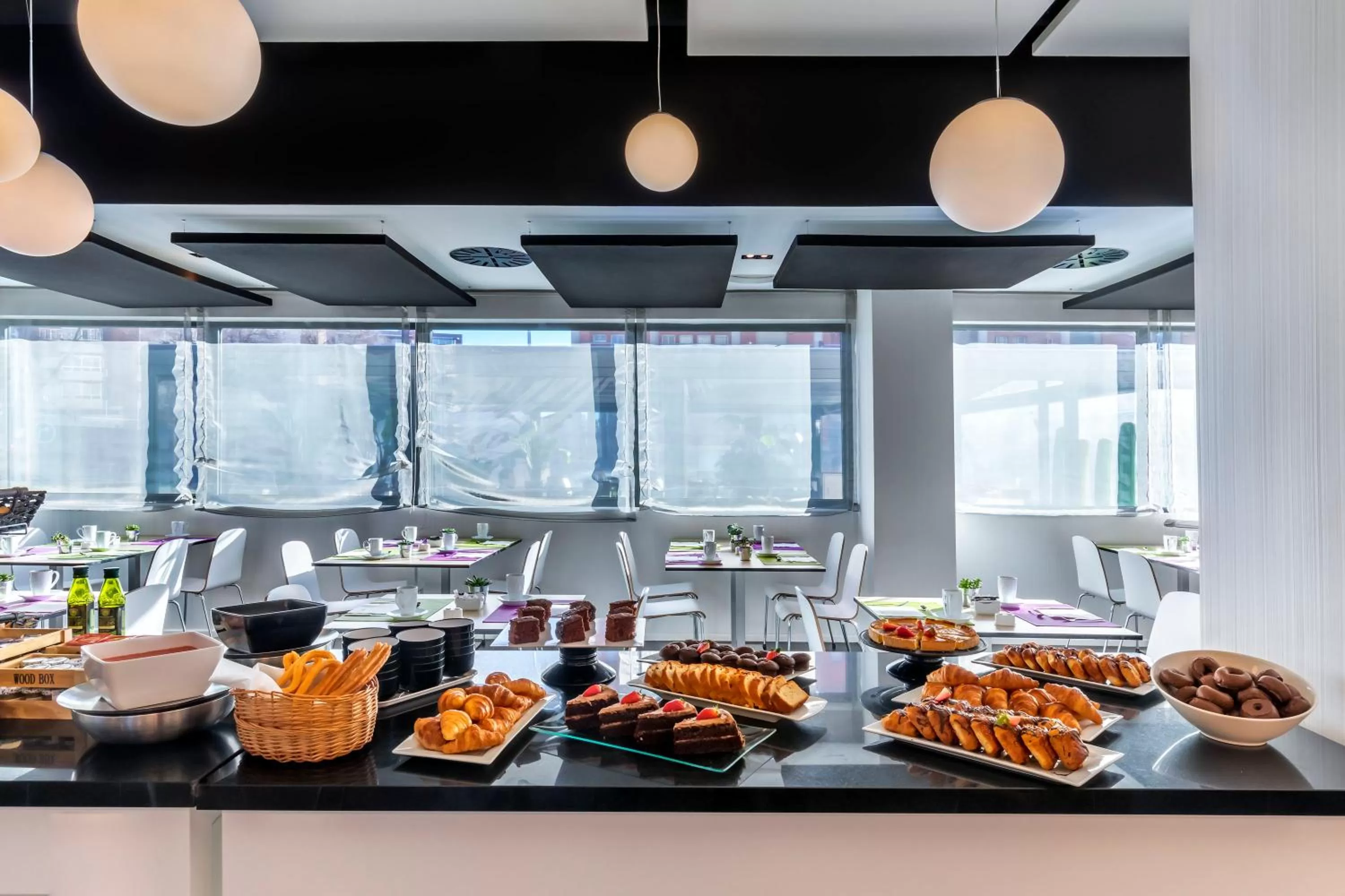 Buffet breakfast in Hotel Zentral Castellana Norte