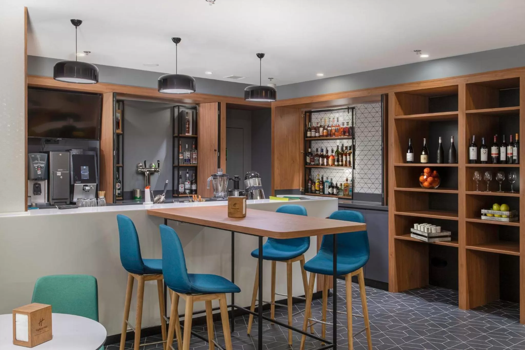 Lounge or bar in Holiday Inn Yerevan - Republic Square by IHG