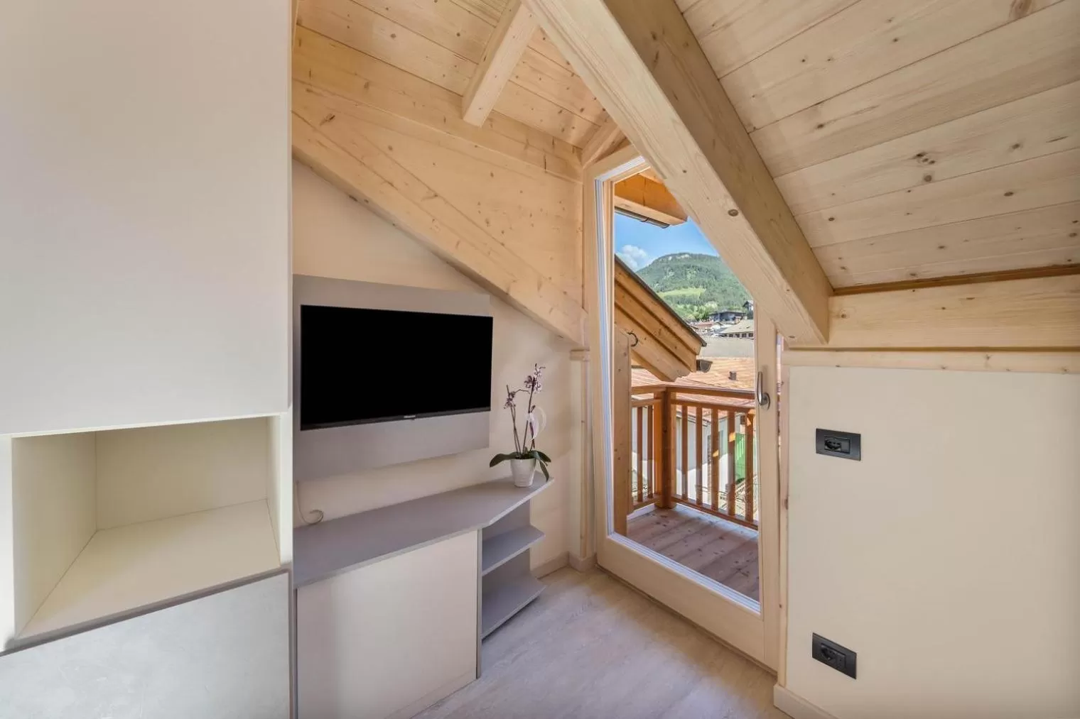 TV/Entertainment Center in CASA PARE' B&B