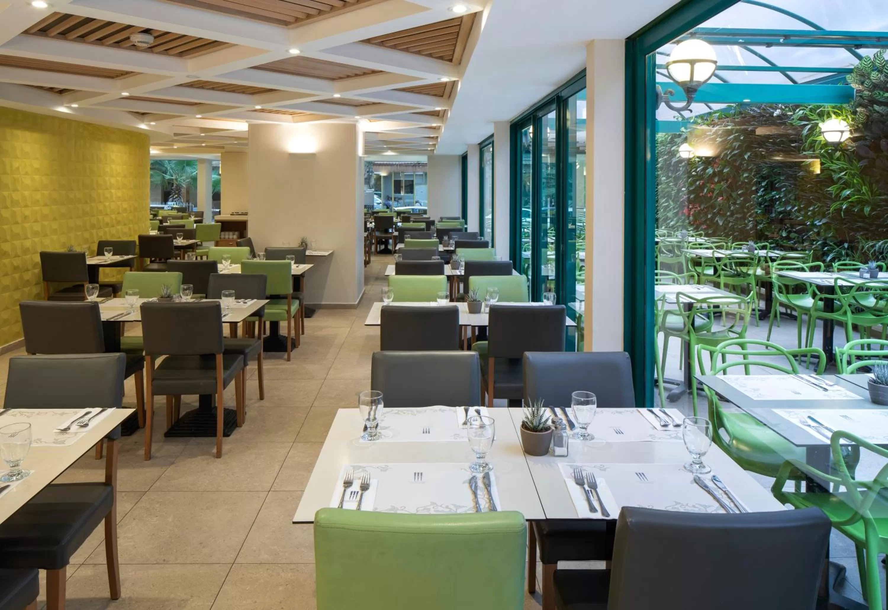 Restaurant/places to eat in Metropolitan Hotel