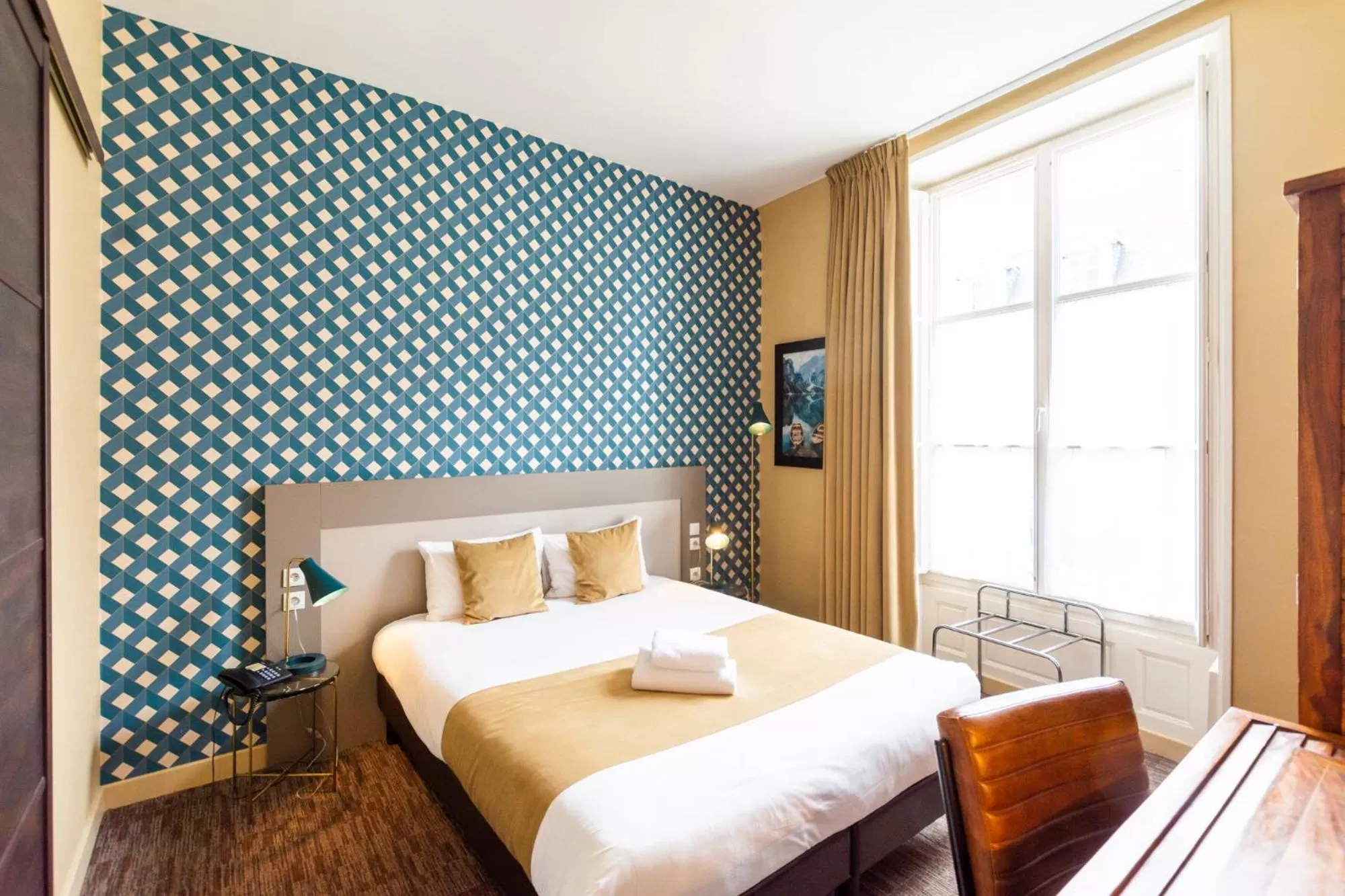 Bed in Logis Hôtel Le Vert Galant