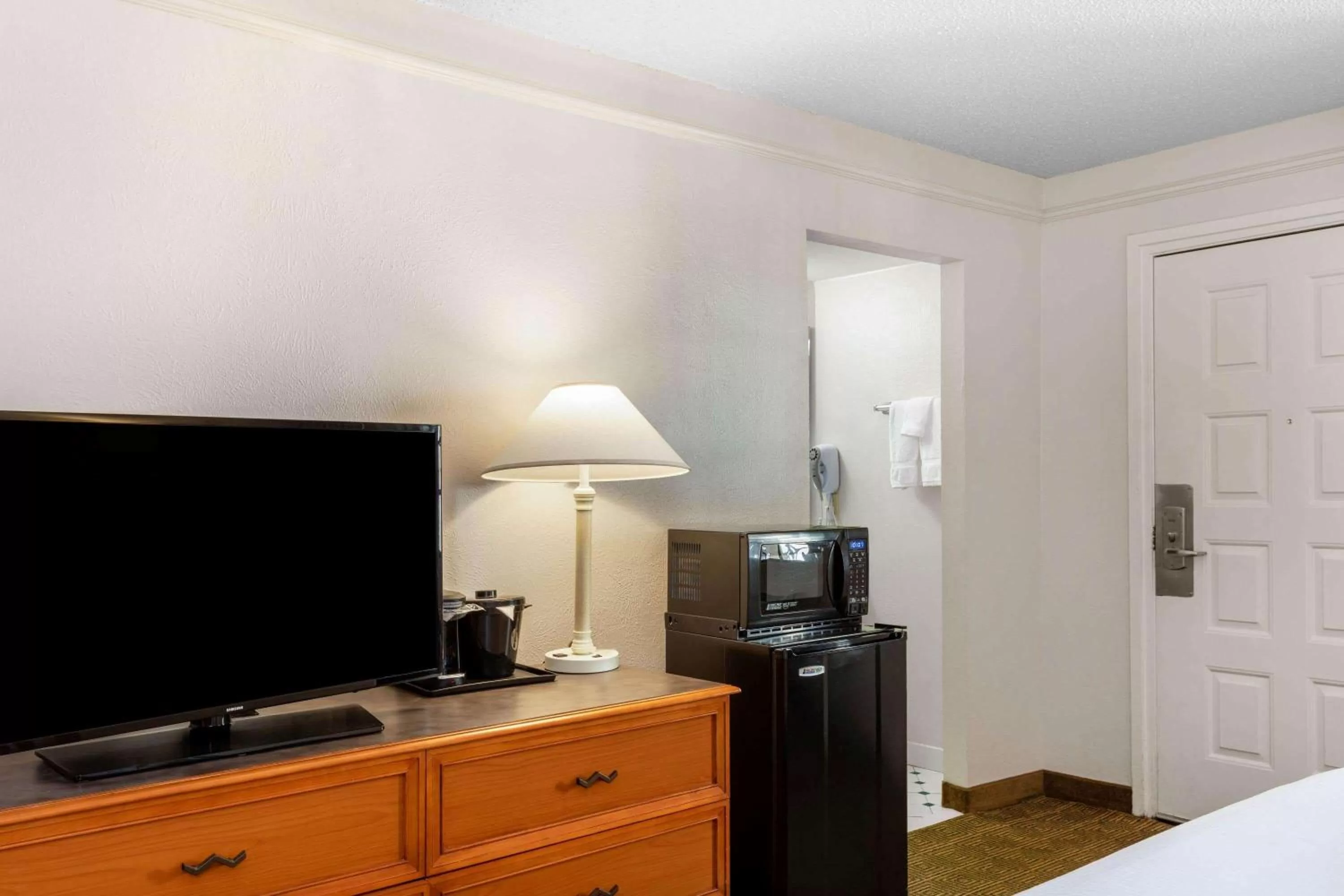 Photo of the whole room, Bed in La Quinta Inn by Wyndham Tallahassee North