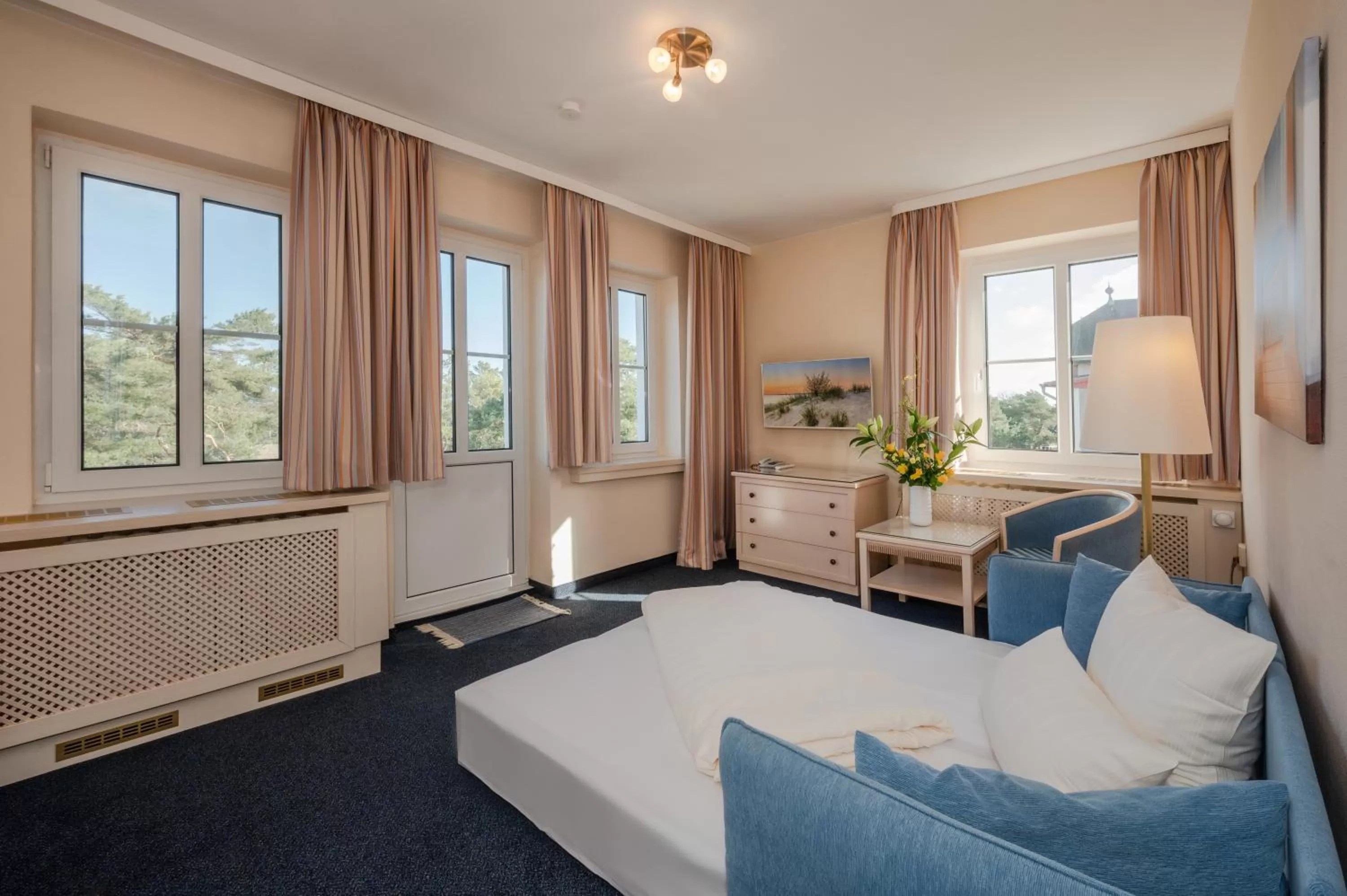 Living room, Bed in Vineta Strandhotels