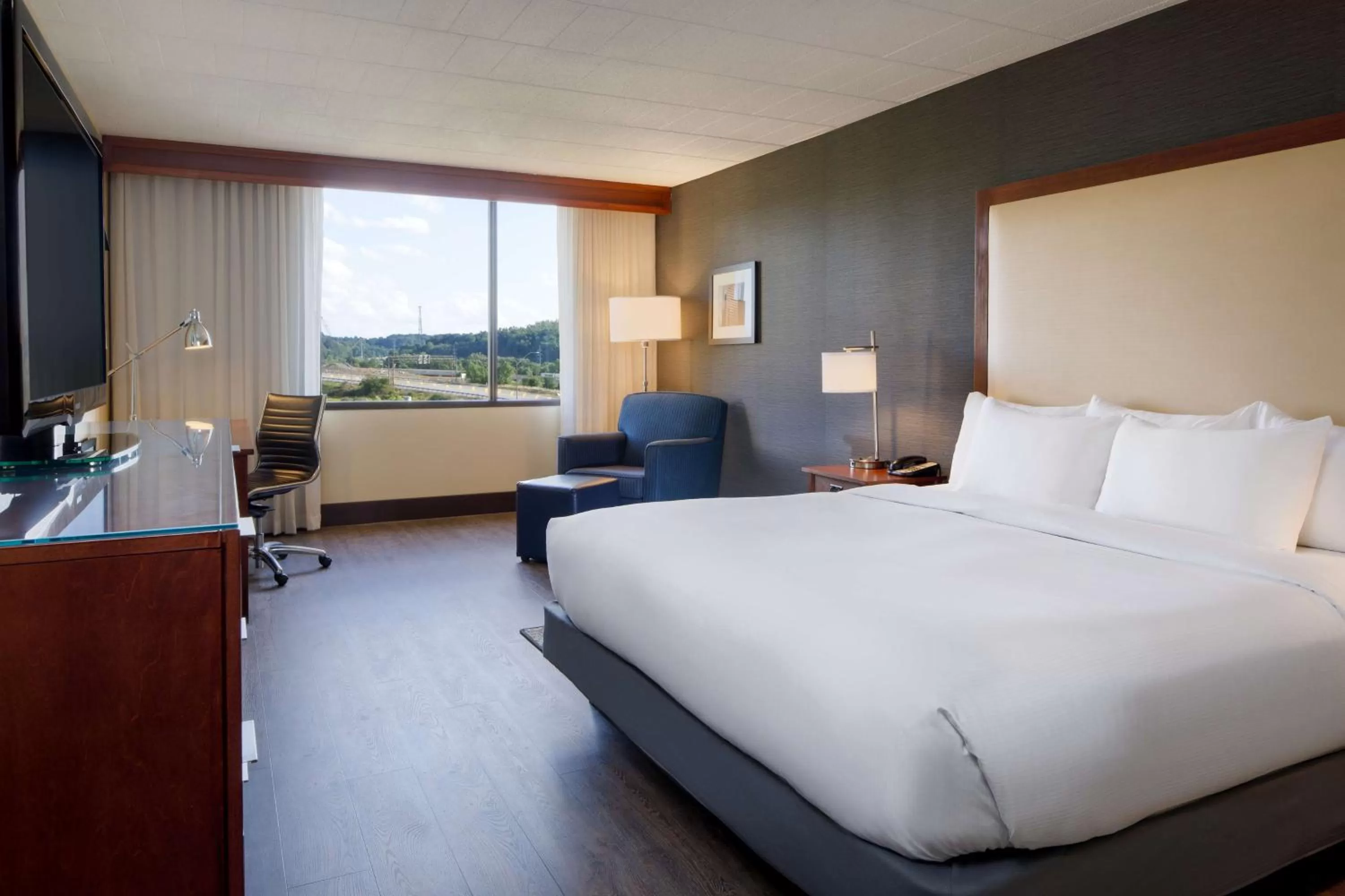 Bedroom, Bed in DoubleTree by Hilton Pittsburgh - Cranberry